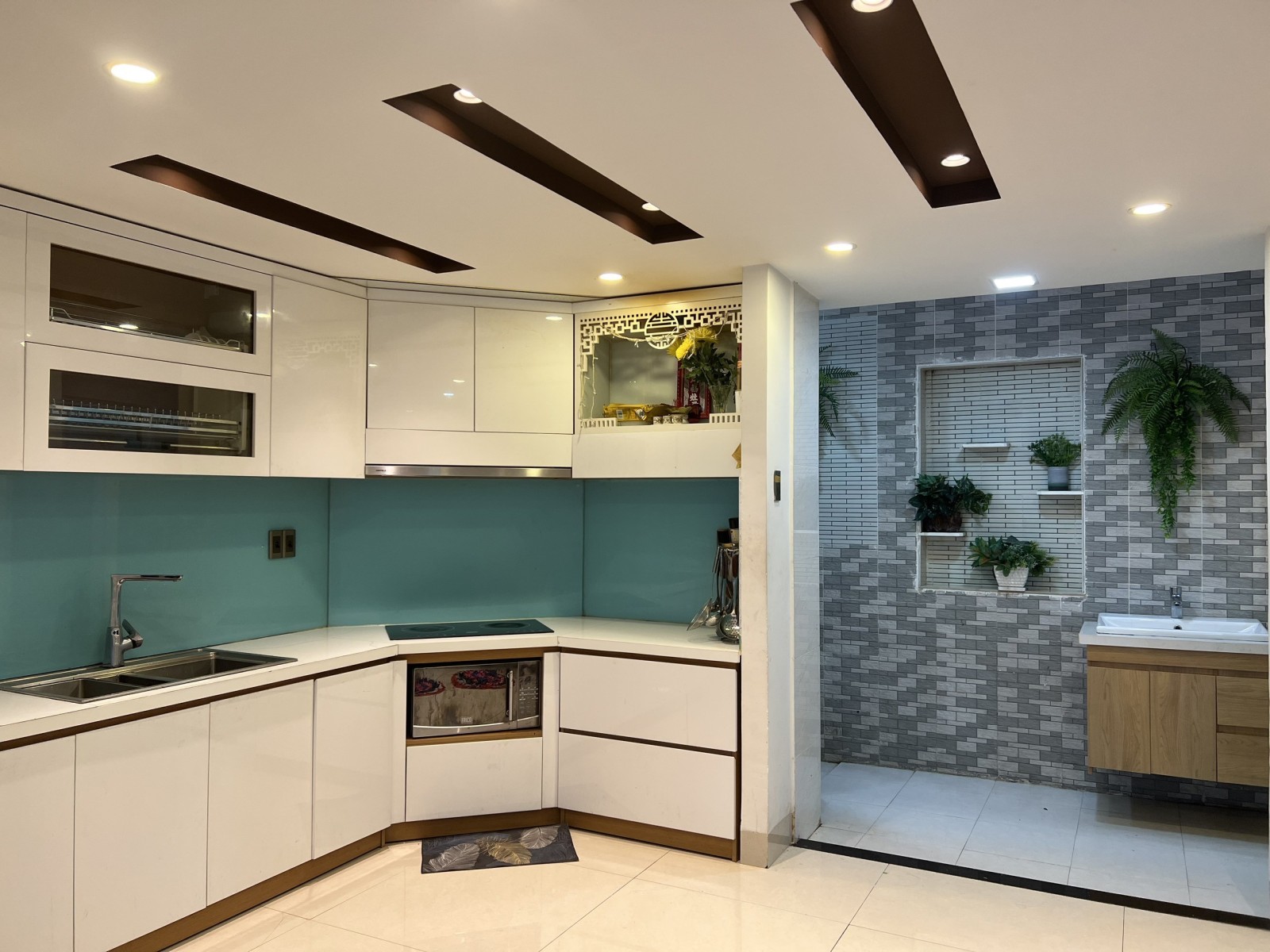 Bán nhà Mặt tiền đường Nguyễn Lộ Trạch, Quận Hải Châu. Nhà 4 tầng, DT 84 m2. Đường 7,5 m. Phố đi bộ Làng Pháp. Chỉ 10,5