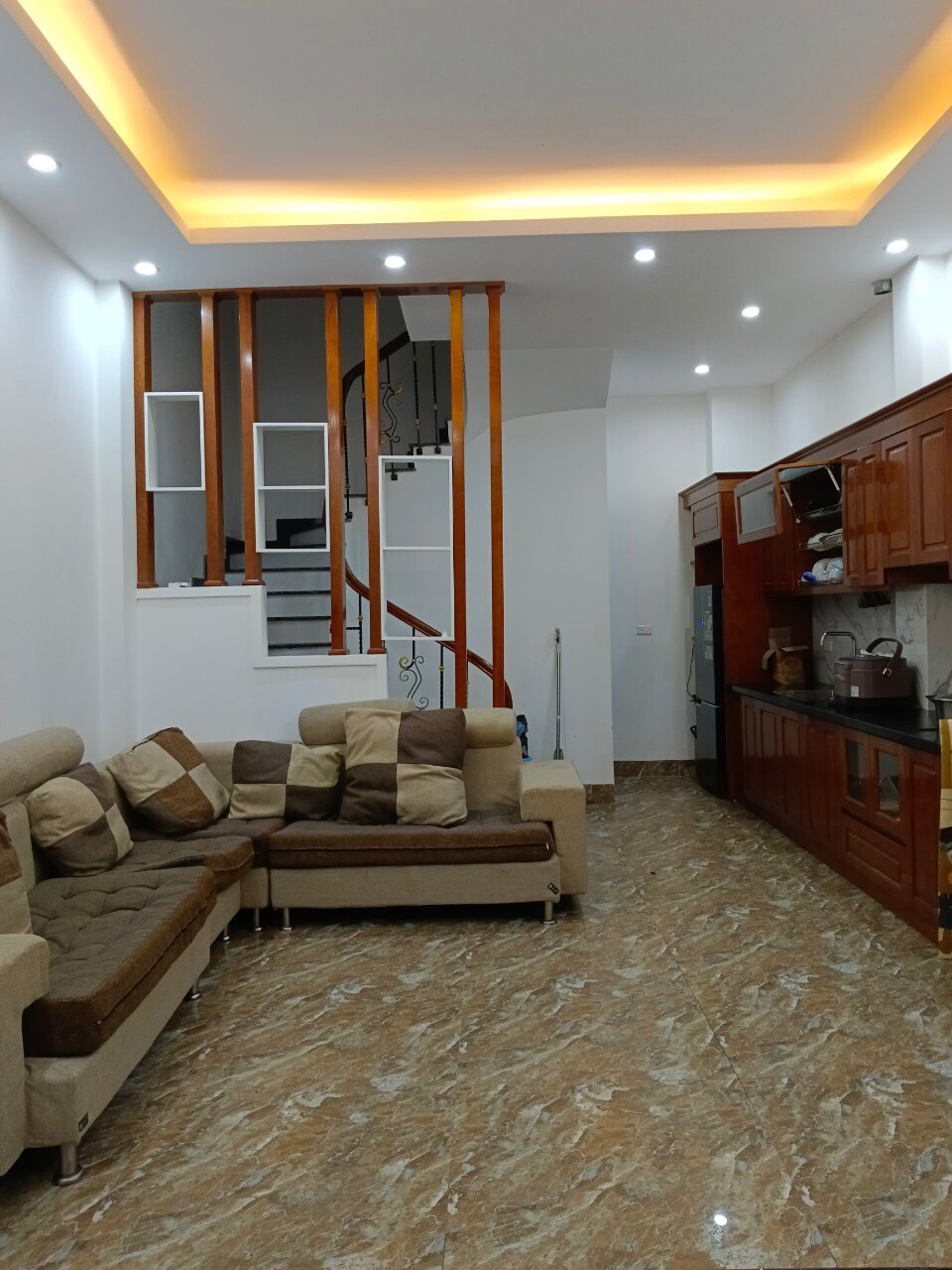 Bán nhà chính chủ phố Nguyễn Trãi, 43m, 5 tầng, Mt 4,5m, Kinh doanh, Cách 10m ra phố, Nhỉnh 5 tỷ (Gia lộc)