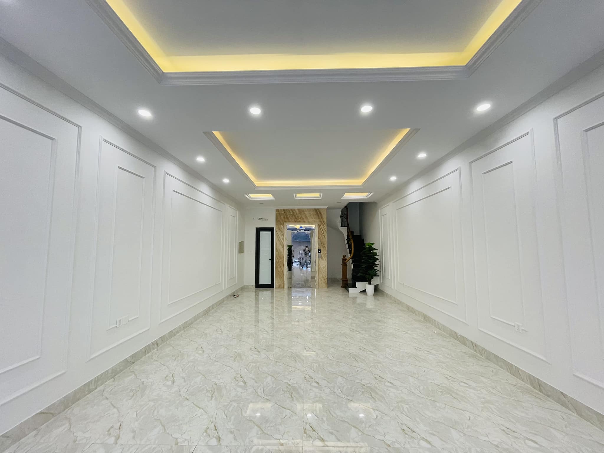 PHÂN LÔ KINH DOANH Ô TÔ THANG MÁY NHÀ ĐẸP 69M2 7 TẦNG PHỐ TRUNG KÍNH 23 TỶ