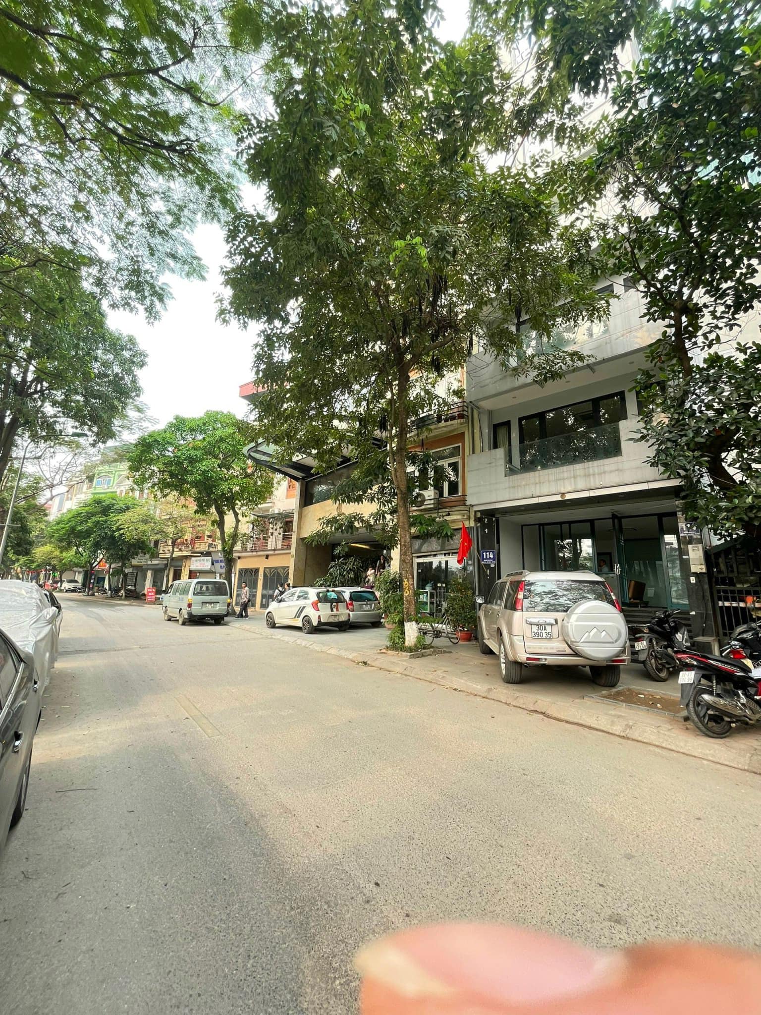 Mặt phố Nguyễn Đình Hoàn, Cầu Giấy, 68m2, 7 tầng, MT 5.6m, thang máy, kinh doanh đỉnh, giá 21.8 tỷ