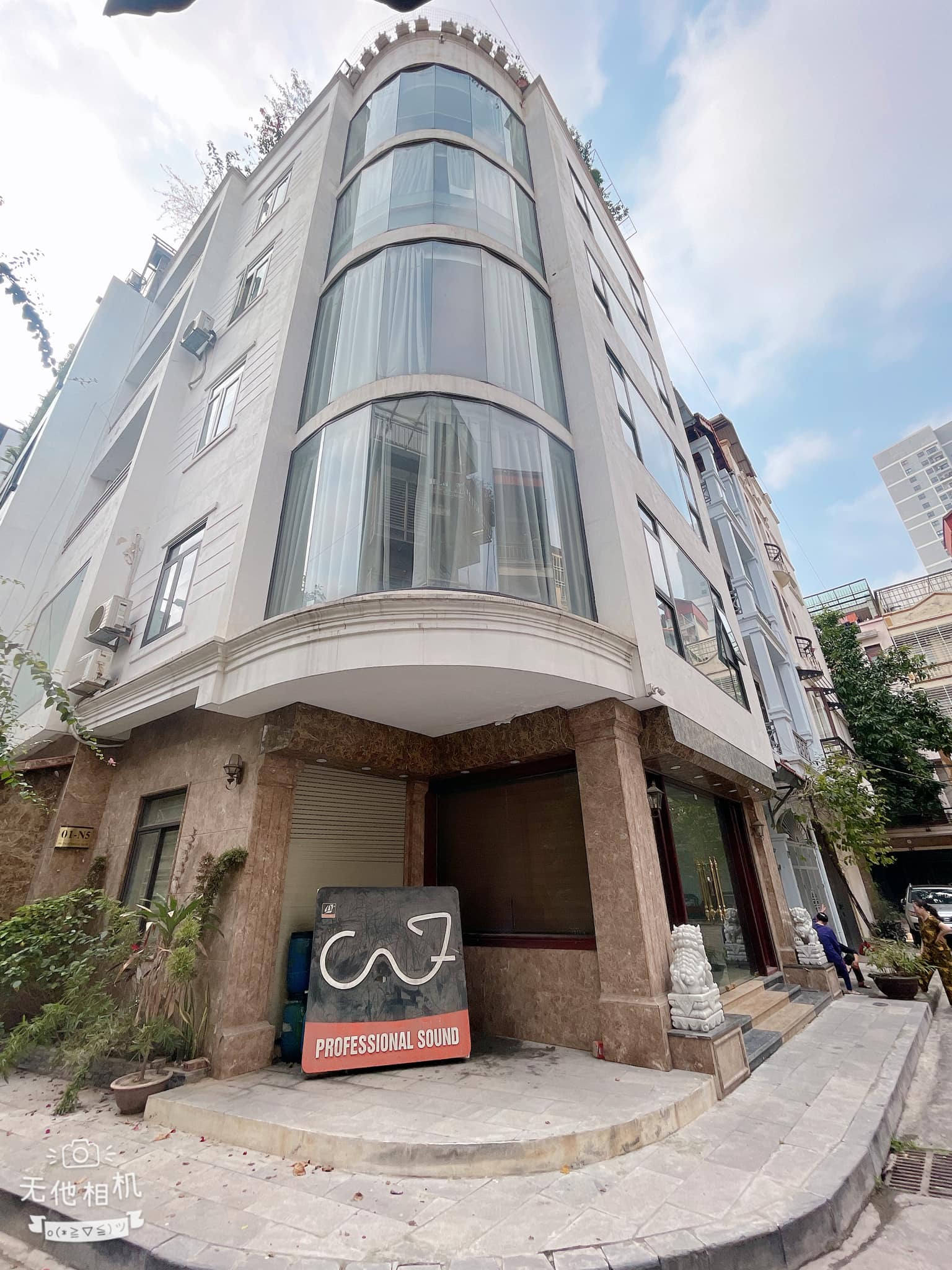 TOÀ VĂN PHÒNG XUÂN LA 107M2 x 7 TẦNG THANG MÁY THÔNG SÀN - LÔ GÓC - PHÂN LÔ VỈA HÈ - Ô TÔ VÀO NHÀ - CHO THUÊ 60 TRIỆU/ THÁNG