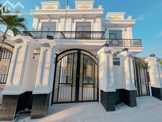 bán nhà mới xây chợ Hưng Long 1trệt, 1lầu, sổ hồng riêng,dọn vào ở ngay