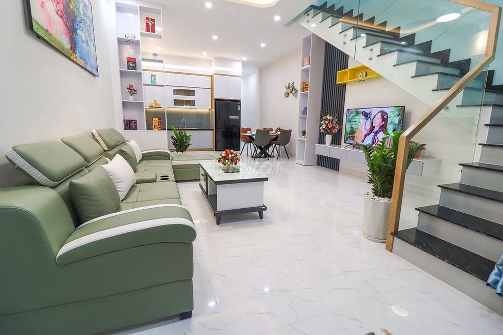 bán nhà ĐẸP nguyên căn 3phòng ngủ mặt tiền rộng rãi,đậu xe hơi 7chỗ thoải mái