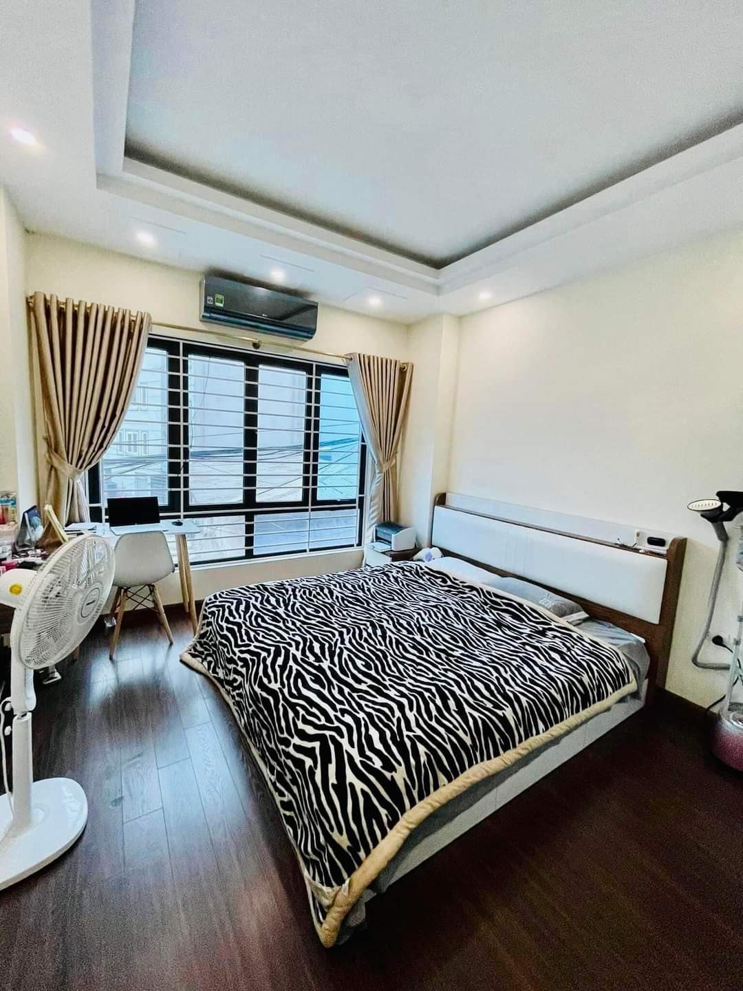 Cần bán Nhà LÔ GÓC Tân Mai, Ô TÔ, DT 42m2 X 4T, MT 4,2m, giá chào 4 tỷ 9