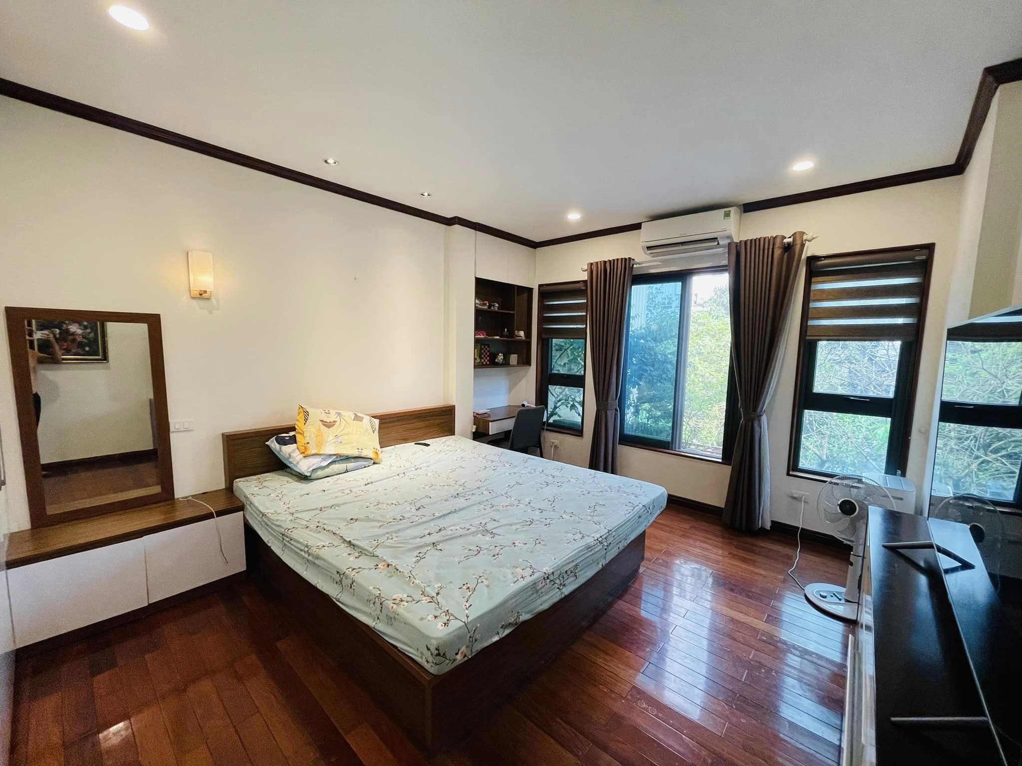 Bán Nhà LK Làng Việt Kiều Châu Âu, Vị Trí Đắc Địa, KD 76m2 x 4 Tầng 14.95 tỷ