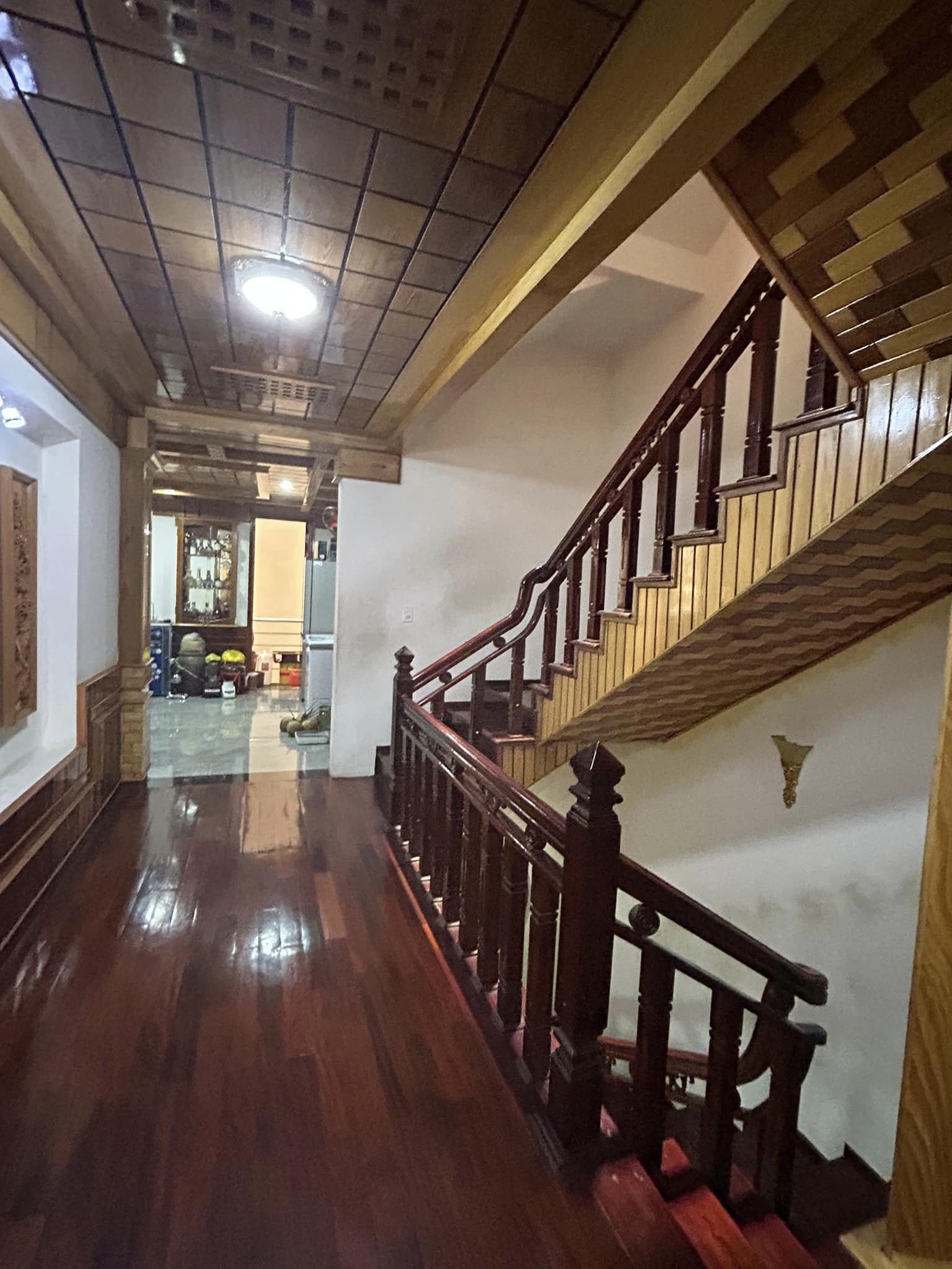 XE 7 CHỖ VÀO NHÀ - NỘI THẤT XỊN GỖ QUÝ - 100M2 - 5 TẦNG CHỈ 16.5 TỶ