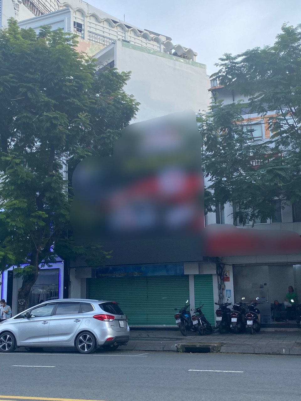 Cho thuê nhà MT Nguyễn Cư Trinh. S:7*10m. Vỉa hèrộng thoáng, đậu xe hơi thoải mái. Giá: 100 tr/th