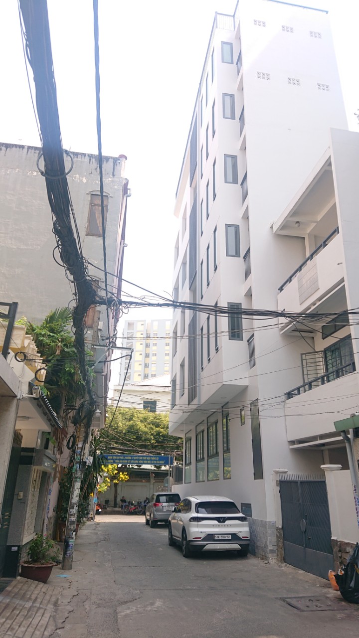 Cho thuê nhà 2 góc MT Nguyễn Cửu Vân. Ngang lớn 5m. Hầm, 6 tầng + thang máy. Giá: 70 tr/th