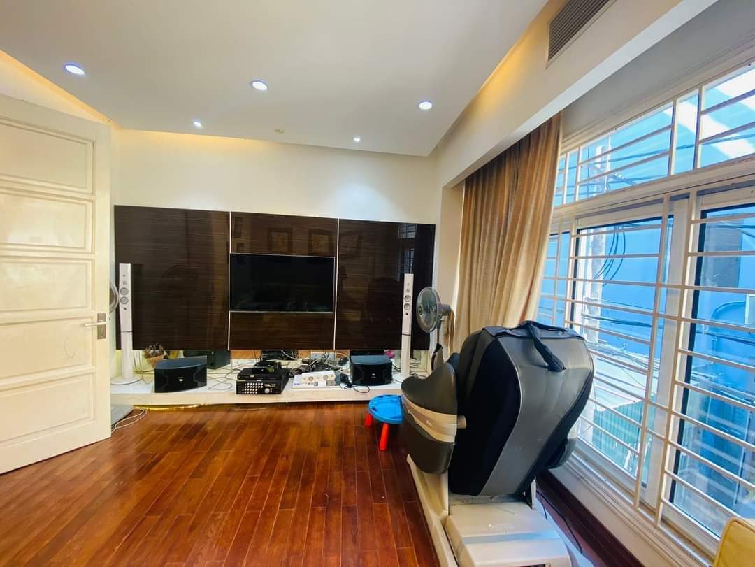 Măt Phố - Nghi Tàm trong đê 69m x 4 tầng, MT 5.4 m, giá 18.9 tỷ