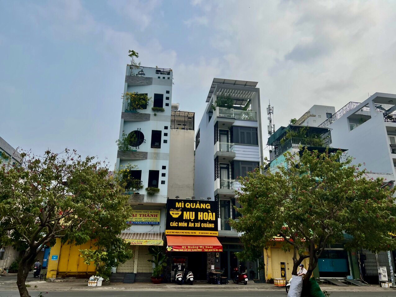 Bán nhà mặt tiền đường Lê Thúc Hoạch,DT:4x10m nhà cấp 4 giá 7.1 tỷ