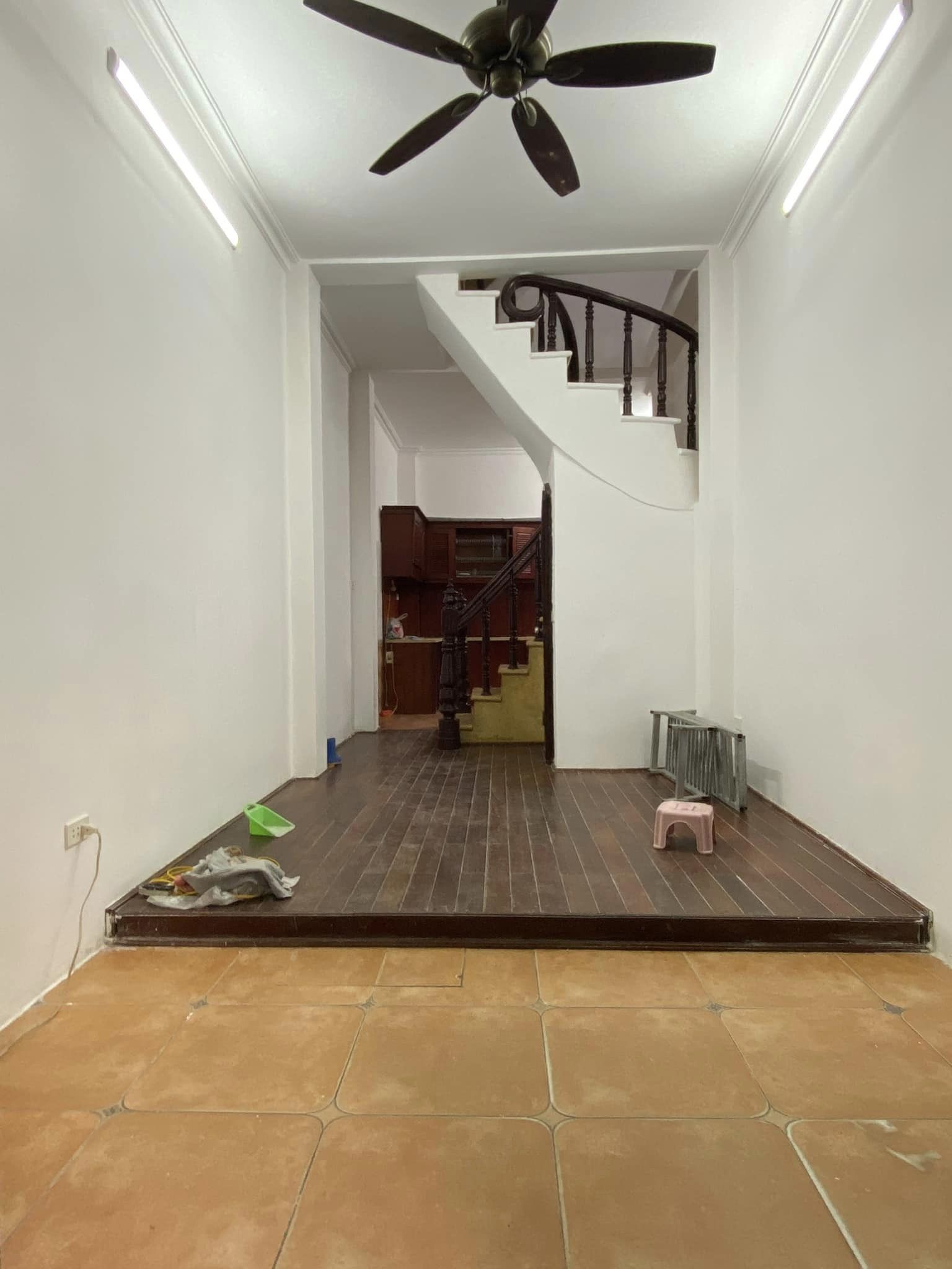 NHÀ LÔ GÓC PHỐ HÀO NAM - 35M 4 TẦNG - GIÁ HƠN 4 TỶ