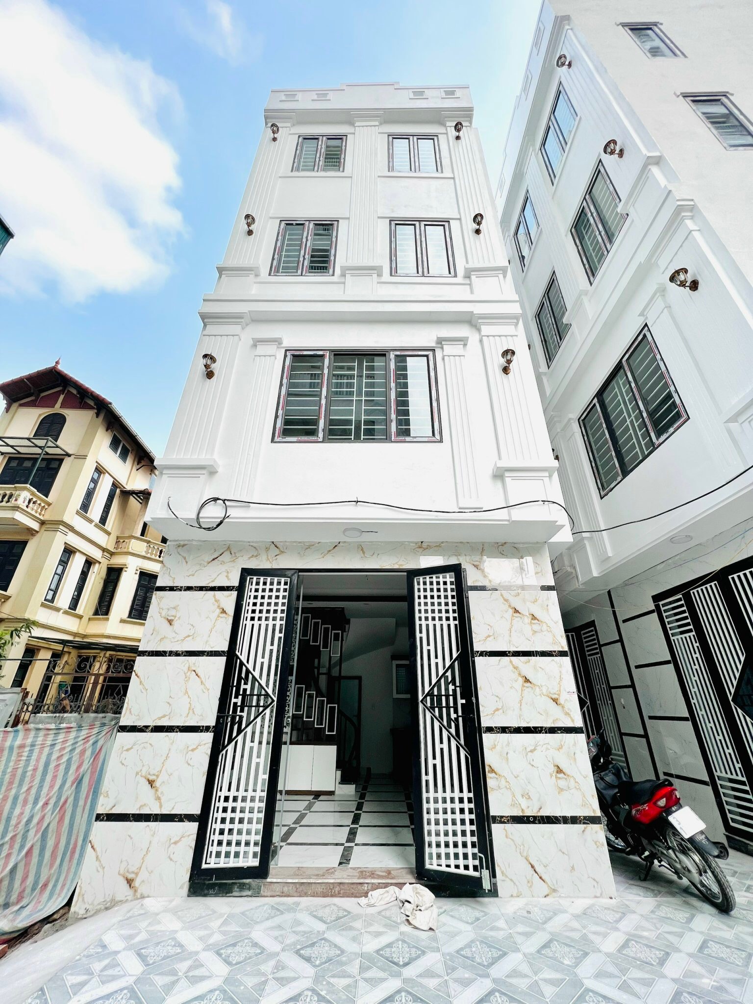 KHUYẾN LƯƠNG 30M*5T*MT4M Ô TÔ ĐỖ CỬA GIÁ 3,05 tỷ