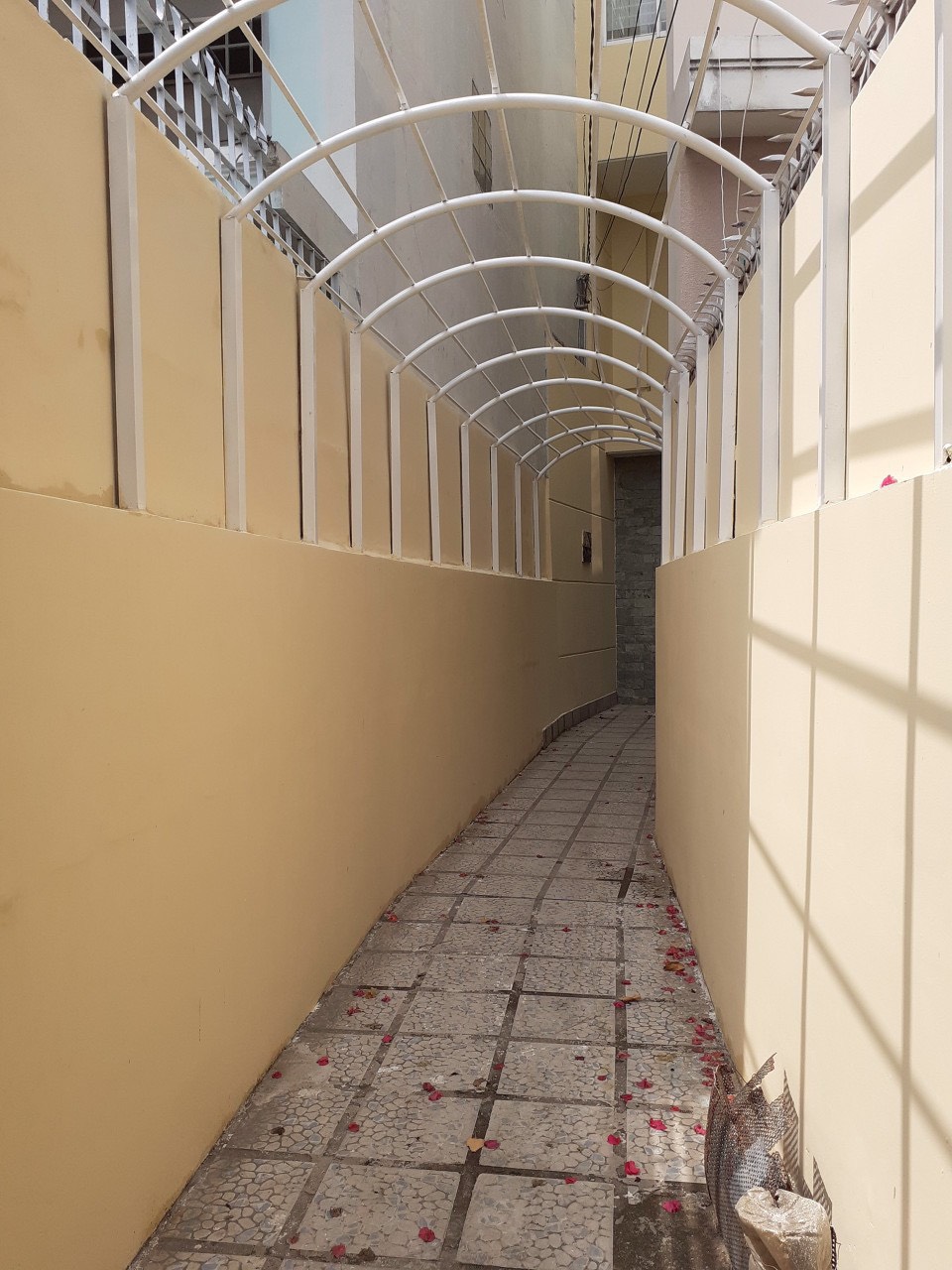 Nhà ngang khủng 9m Hoàng Hoa Thám, P7, 3 lầu, 5 phòng ngủ, hẻm thông, giá chỉ 8.5 tỷ TL