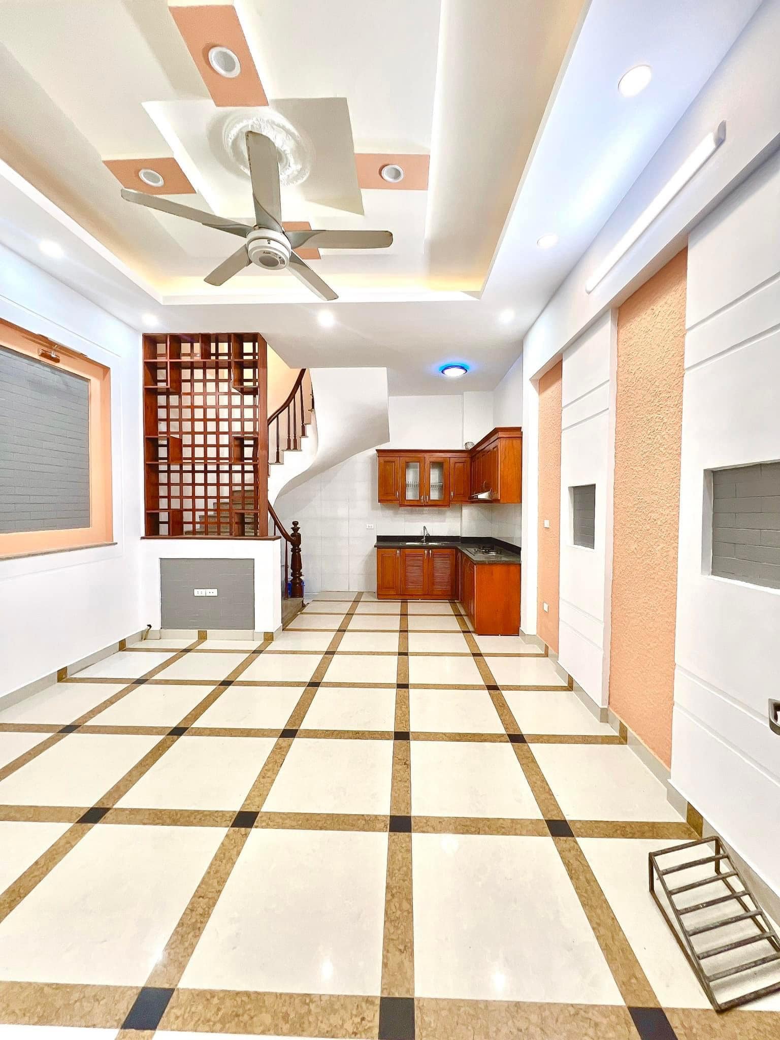 HỘ KHẨU CẦU GIẤY - 30M RA MẶT NGÕ - NHÀ ĐẸP ĐÓN TẾT - KINH DOANH ONLINE.