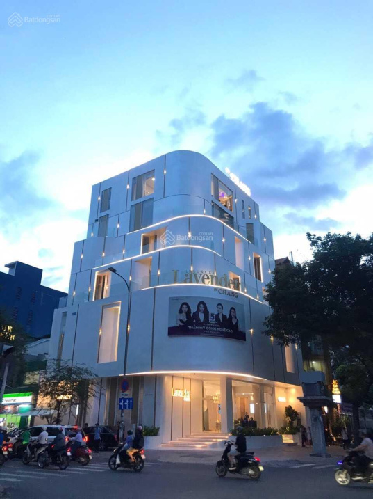 Bán tòa building dát vàng! 2MT Cao Thắng DT: 7.5x17m, 6 lầu thang máy, full nội thất, giá 55 tỷ TL
