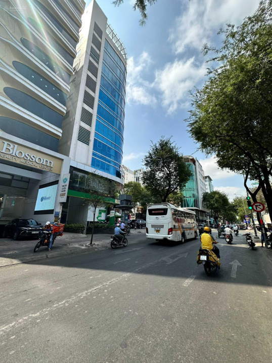 Tòa nhà góc Võ Văn Tần, P. 6 - Quận 3 - 9.6x30m - hầm + 10 tầng - giá 180 tỷ