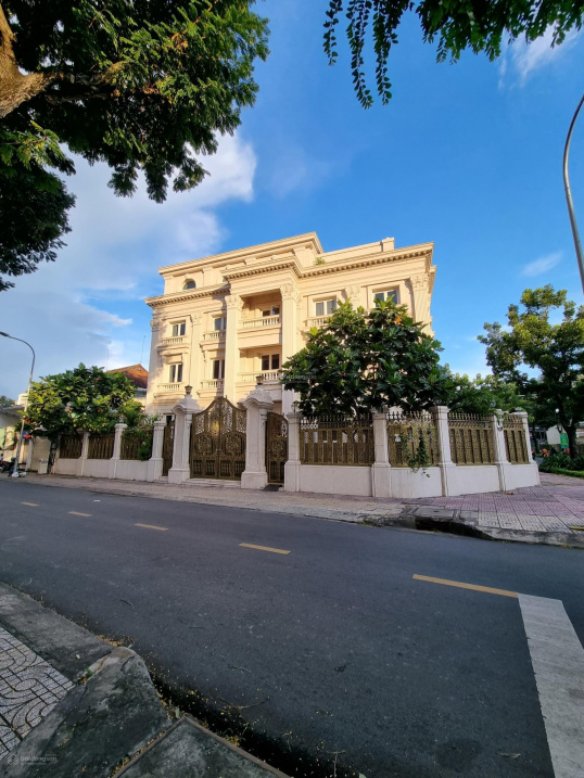 Bán biệt thự Nguyễn Du, Bến Thành, Quận 1 - Dt: 8.5x18m nhà 4 tầng chỉ 55 tỷ ngay Dinh Độc Lập