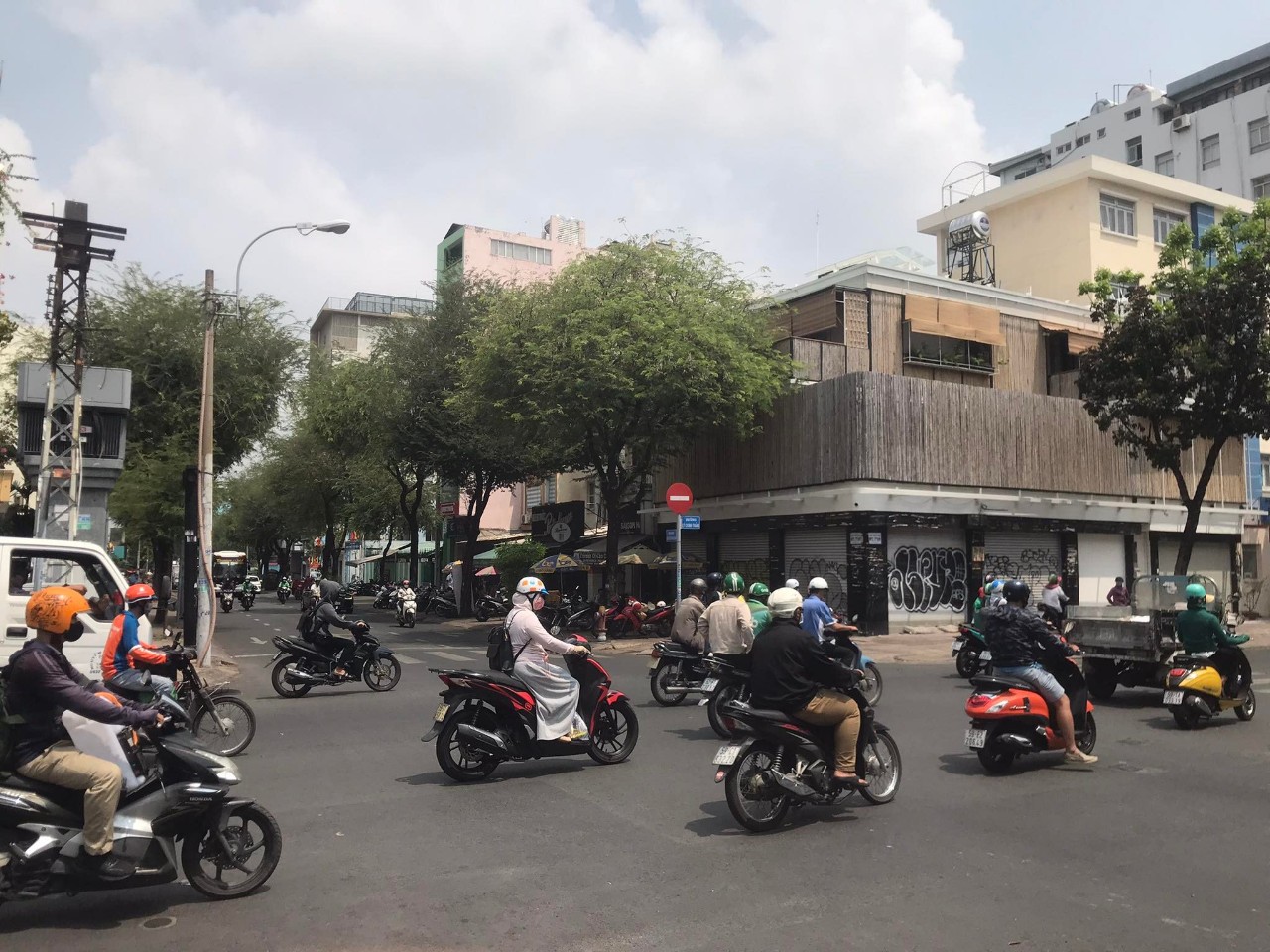 Cho thuê nhà 2 góc MT Lý Chính Thắng. S: 12*15m. Giá: 7.000$/tháng