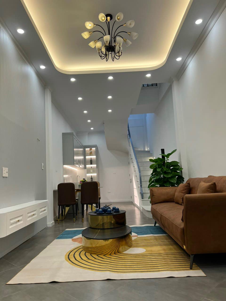 SIÊU PHẨM CẦU GIẤY – VÀI BƯỚC Ô TÔ – NHÀ HOA BẰNG 35M2 x 5T - NỘI THẤT SANG TRỌNG – CHỈ 5T