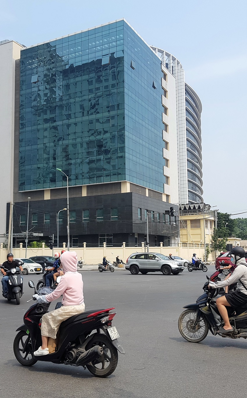 Bán tòa nhà mặt phố Tây Hồ. 450m2 x 12 Tầng, MT15m, Lô góc, Hè 6m, 6 làn xe. Giá 300 tỷ