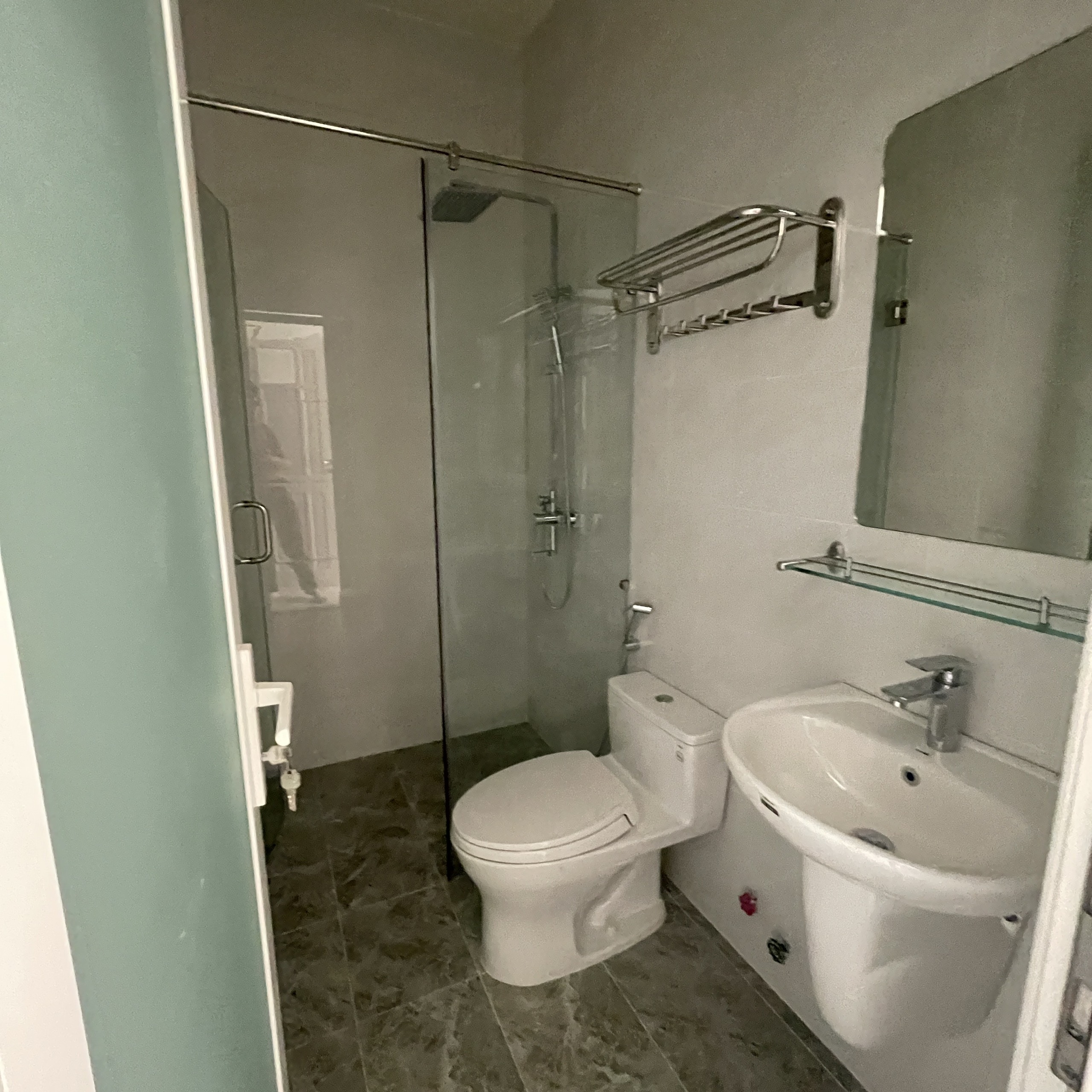 Cho thuê nhà Nguyễn Bỉnh Khiêm. S: 4*23m. 8PN-8WC. Có nội thất cơ bản. Giá: 55 tr/th (TL)