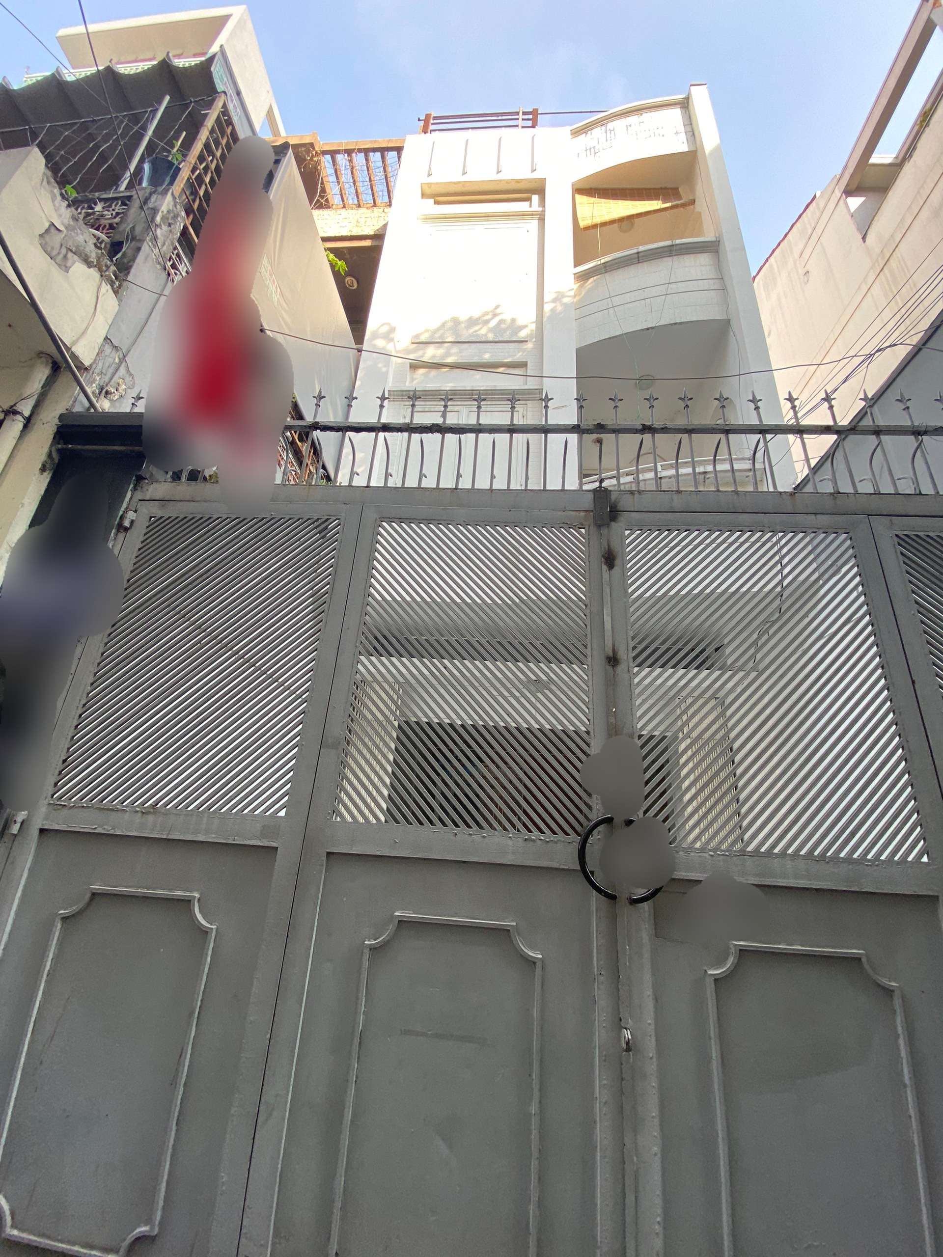 Cho thuê nhà CMT8. S:4.5x27m. 4pn, 3wc đều có ban công. Giá: 40 tr/th (TL)