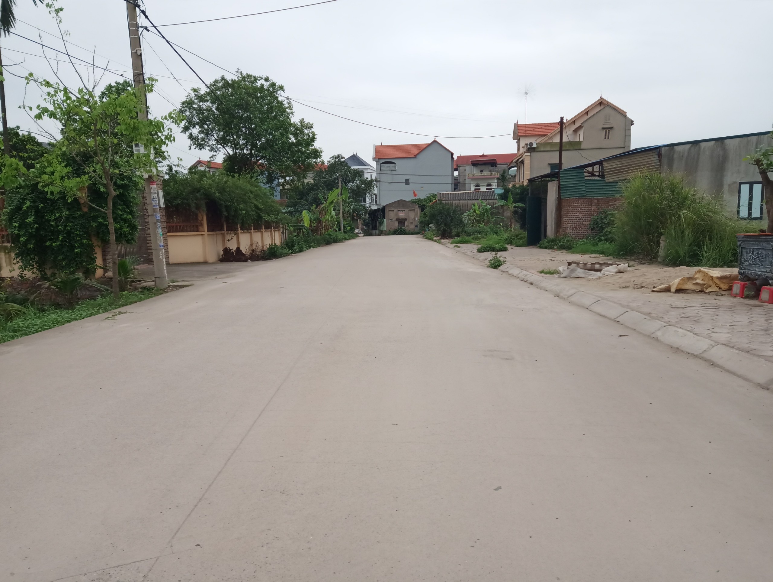 120m Trục chính làng, kinh doanh được, đường rộng 13m, xe 5 tấn vào nhà