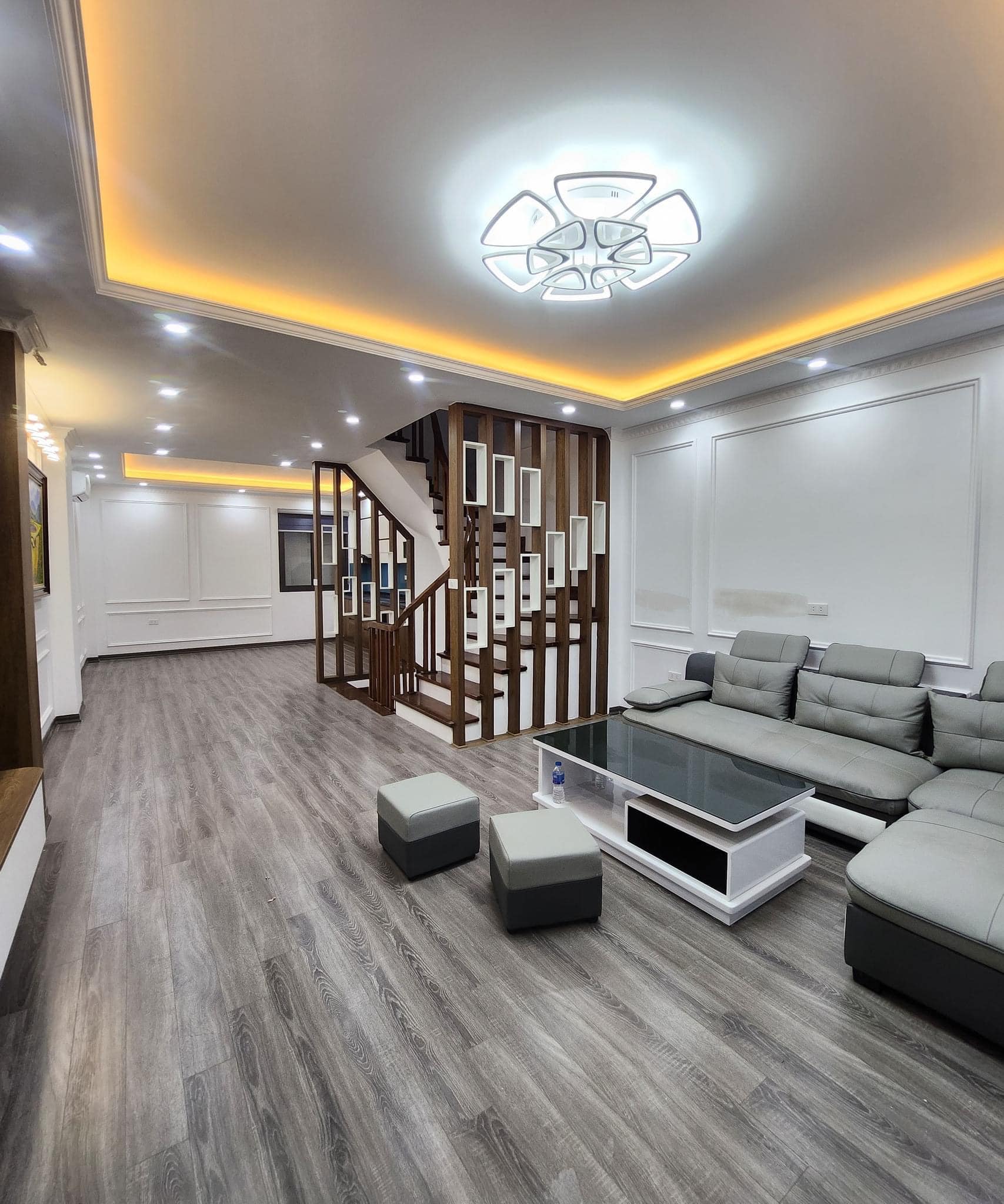 Bán nhà Võ Chí Công , ô tô đỗ cửa , 46m2, 5 tầng , 6 phòng ngủ, 3.9 tỷ