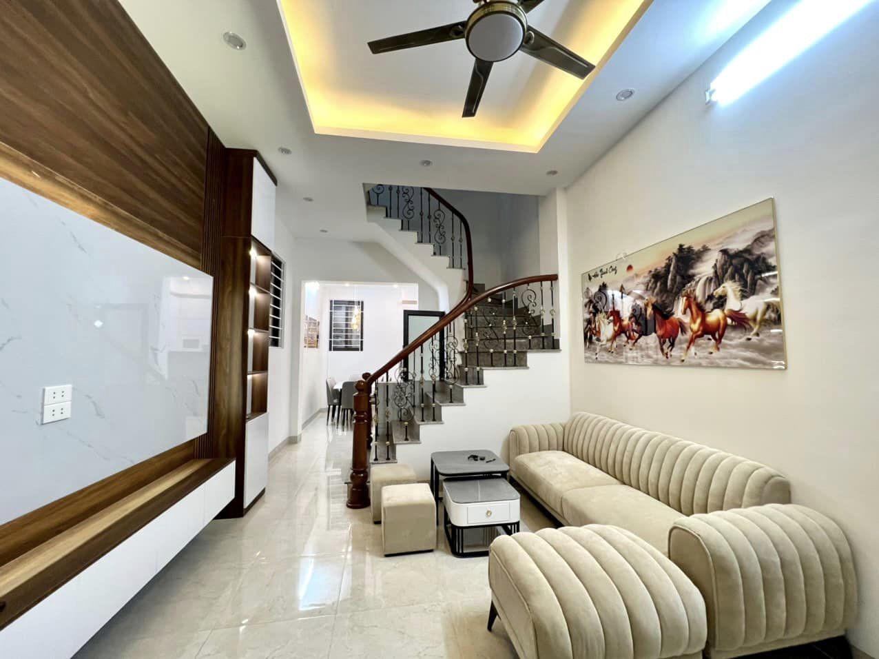 BÁN NHÀ TRẦN DUY HƯNG NGÕ THÔNG NGUYỄN THỊ ĐỊNH CẦU GIẤY, Ô TÔ ĐỖ GẦN, NHÀ ĐẸP Ở NGAY.