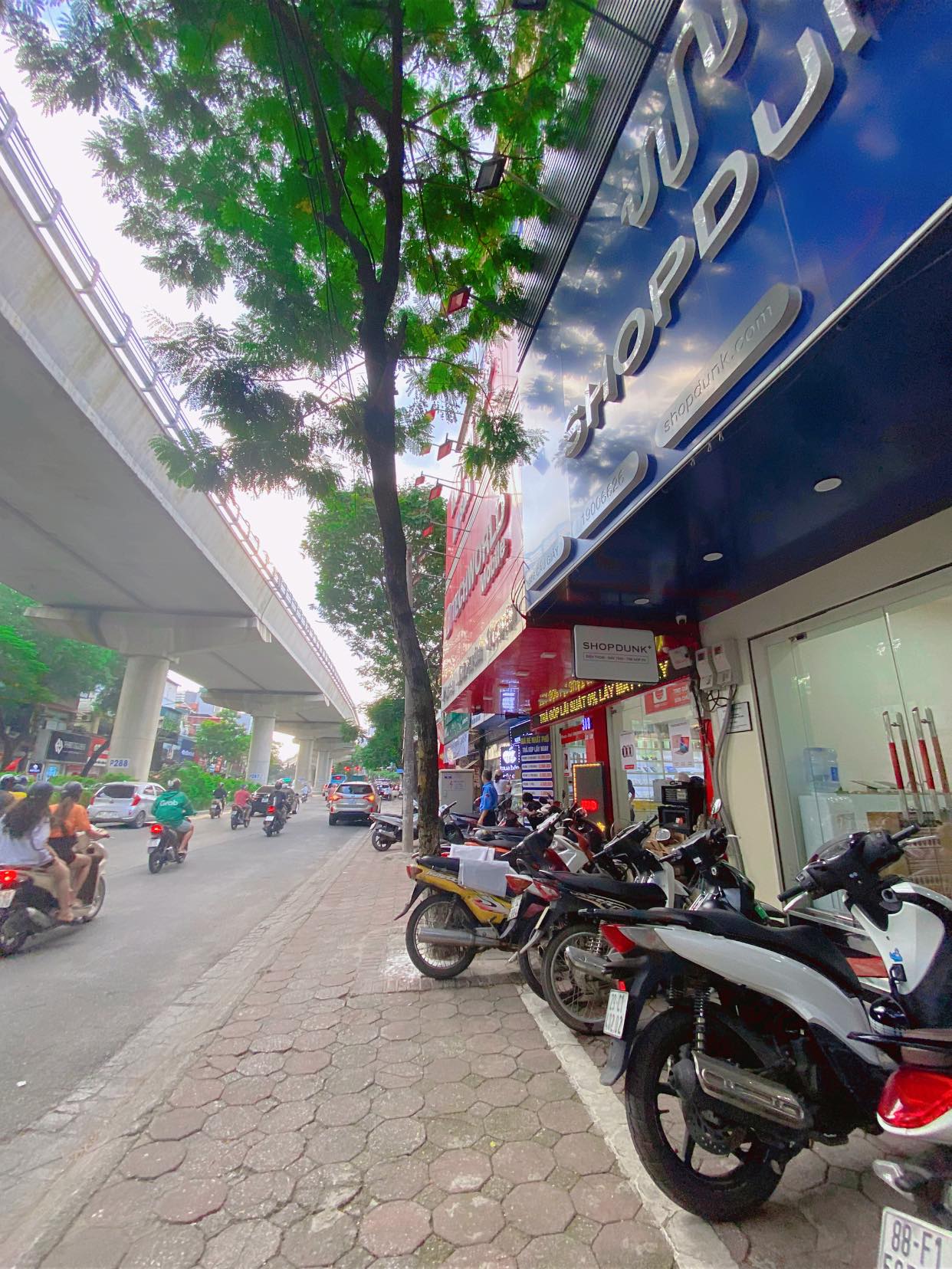 BÁN NHÀ MẶT PHỐ CẦU GIẤY. VỈA HÈ KD SẦM UẤT. DT 40M2. MT 6M. GIÁ 22 TỶ