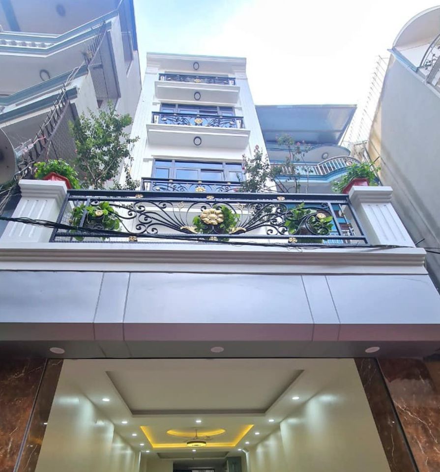 Bán nhà ngõ 97 Văn Cao. CÓ GARA, Ô TÔ ĐỖ CỬA. 55m2. Ngõ xe tải đánh võng. Rẻ như cho 7.32 tỷ