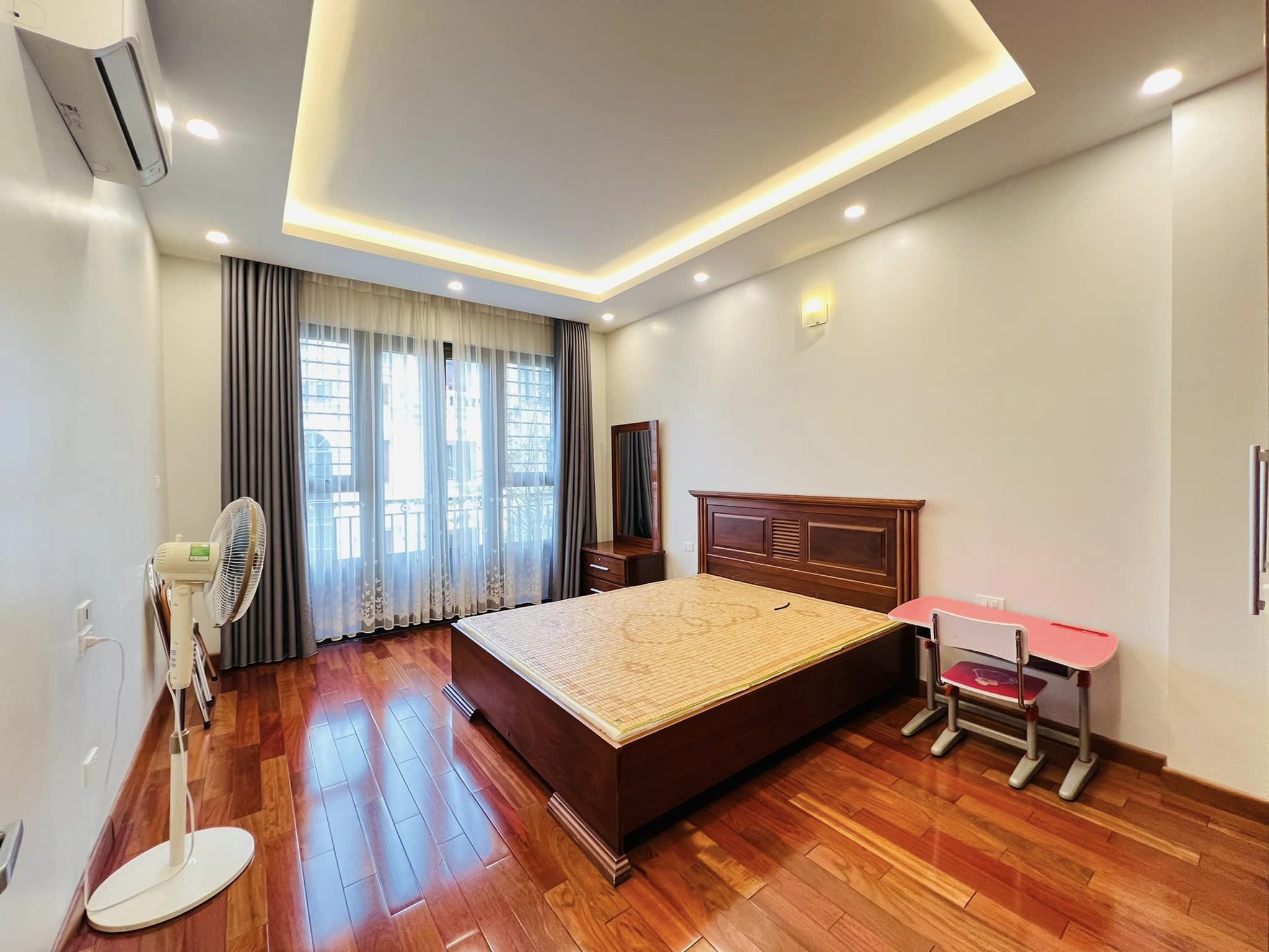 Bán nhà 97m2 phố Nghi Tàm, Tây Hồ Biệt thự Hưởng thụ 10m Ô tô tránh 11.7 Tỷ