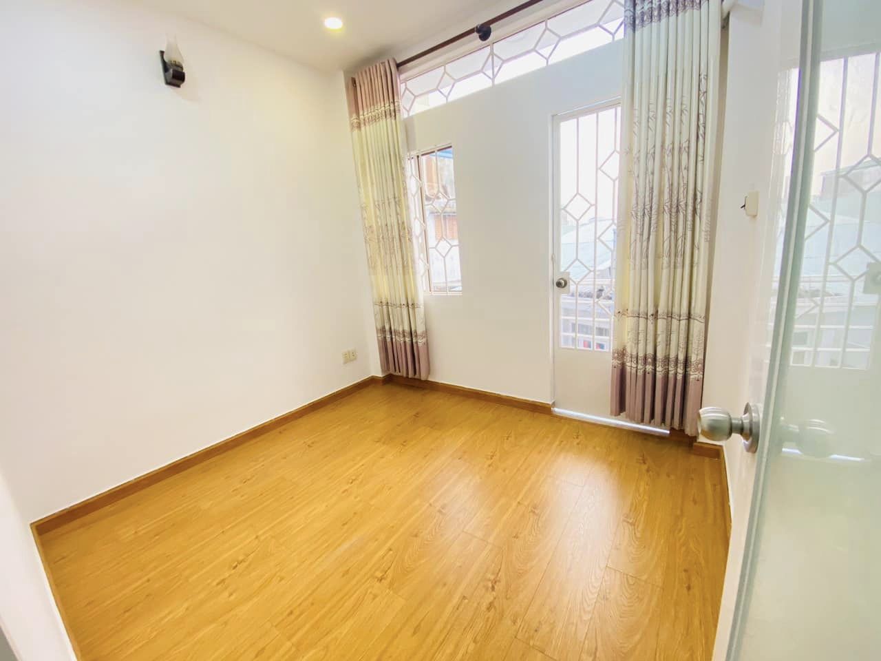 Bán nhà Phú Nhuận mới đẹp 1 trệt 2 lầu, vị trí kinh doanh, sổ hồng vuông vức Nhỉnh 3 tỷ.