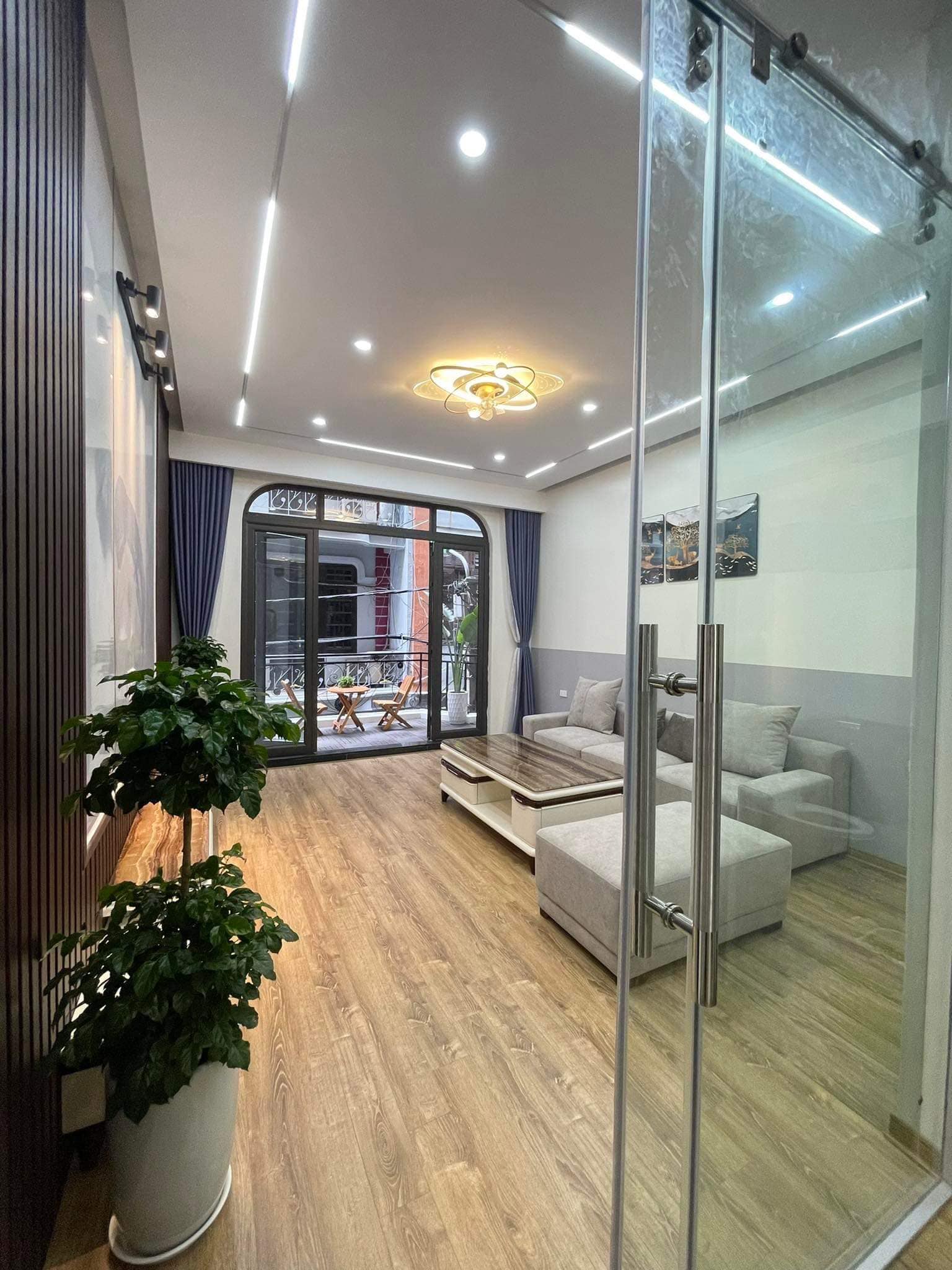 Cần bán nhà Trần Quốc Hoàn, Cầu Giấy, 50m2 x 5 tầng, phân lô, ô tô vào nhà, ở hoặc kinh doanh