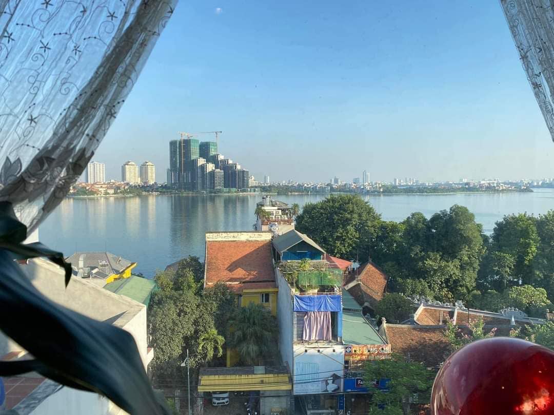 Bán nhà phố Lạc Long Quân , quận Tây Hồ - DT 148m2 – mặt tiền 8m – Viw Hồ Tây.