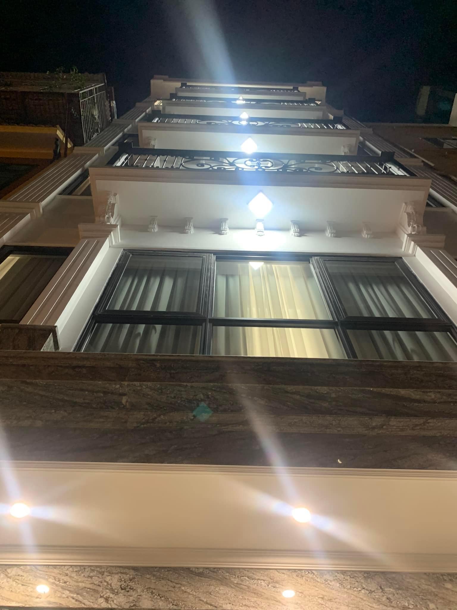 CC cần bán nhà Phố Lạc Long Quân DT68Mx8T, MT6,3M siêu đẹp để kinh doanh, ô tô tránh