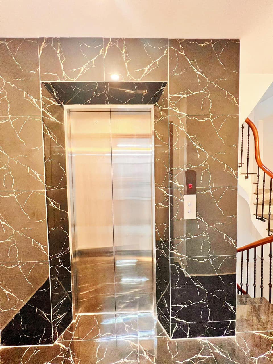 Hàng hiếm, 6,5 tỷ Thang máy xin sò; 40m*5 tầng – Yên Lạc, Hai Bà Trưng.