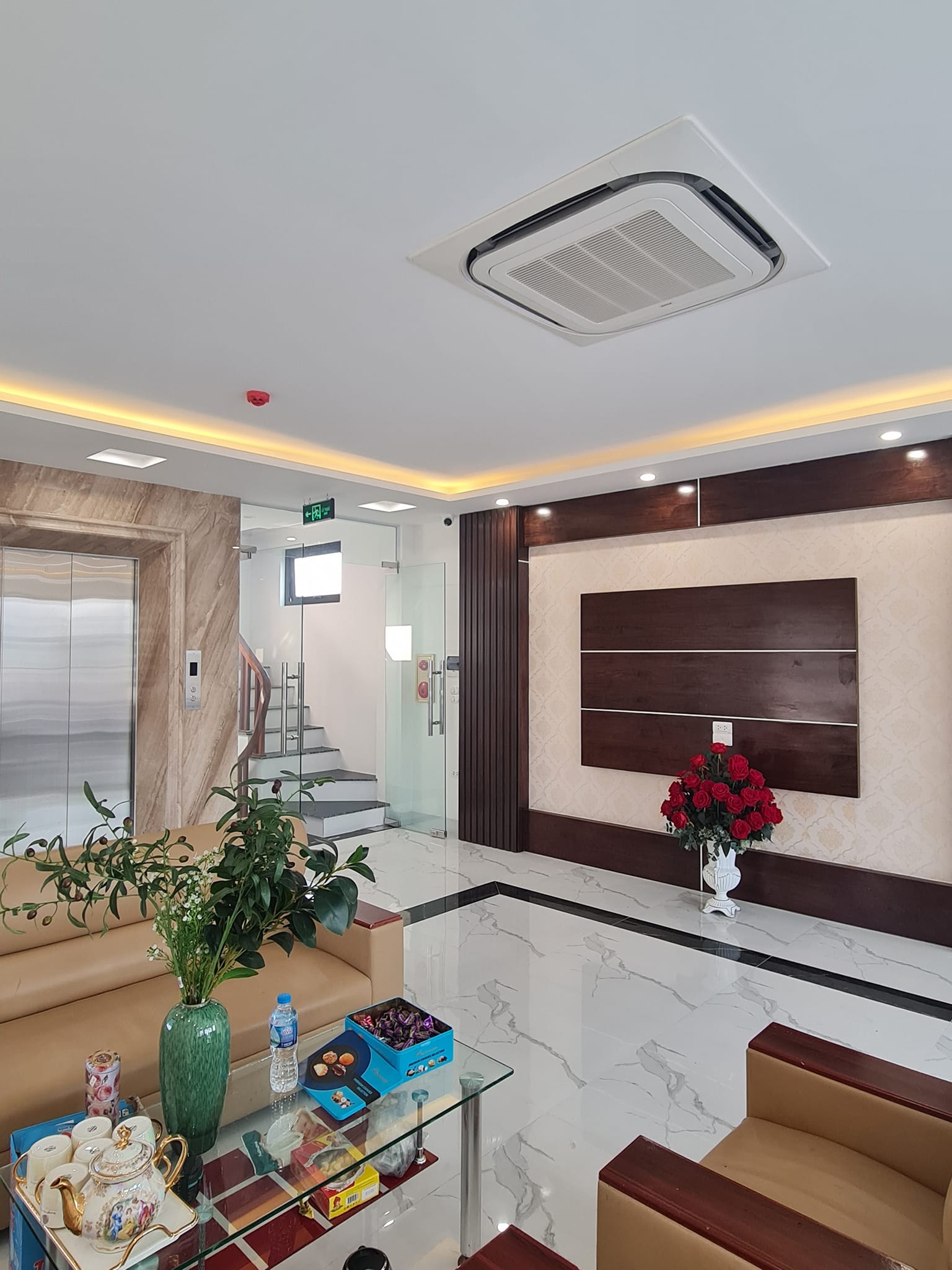 MẶT PHỐ KINH DOANH - 10 TẦNG CÓ HẦM (HIẾM) - THANG MÁY NHẬP KHẨU - MẶT TIỀN RỘNG - THIẾT KẾ SANG TRỌNG, CHẮC CHẮN - KINH DOANH ĐỈNH .