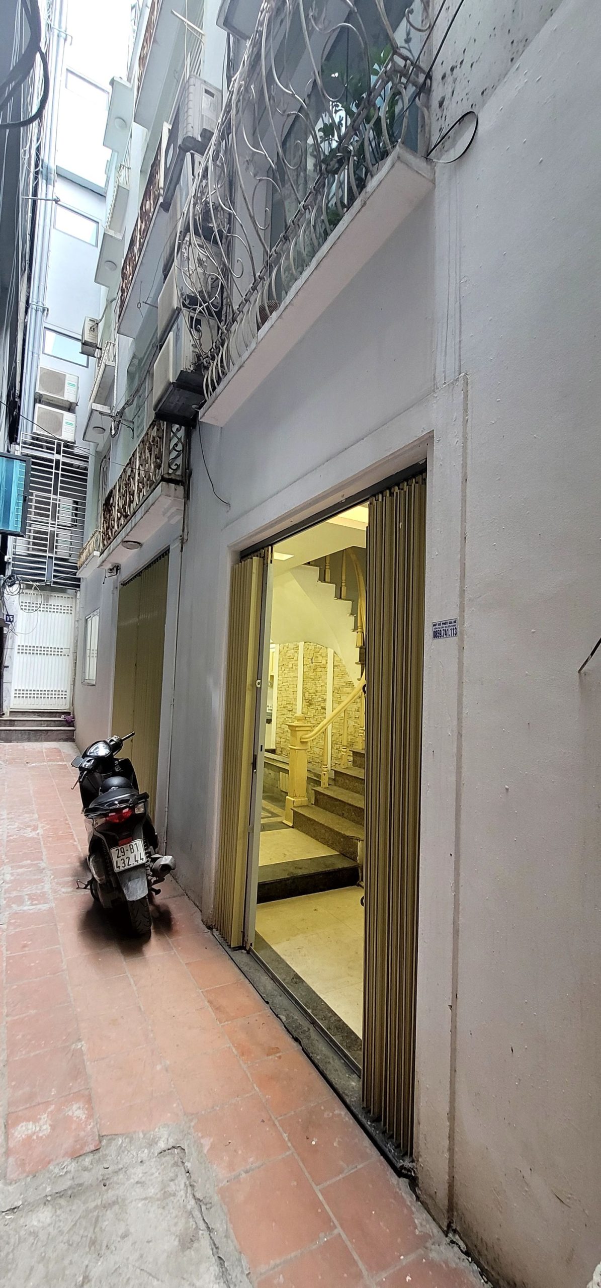 Cần bán nhà phố Thái Hà, Đống Đa. DT 43m2, giá 6,2tỷ. Ô tô đỗ cổng. 1 mình 1 ngõ riêng để chục xe máy.