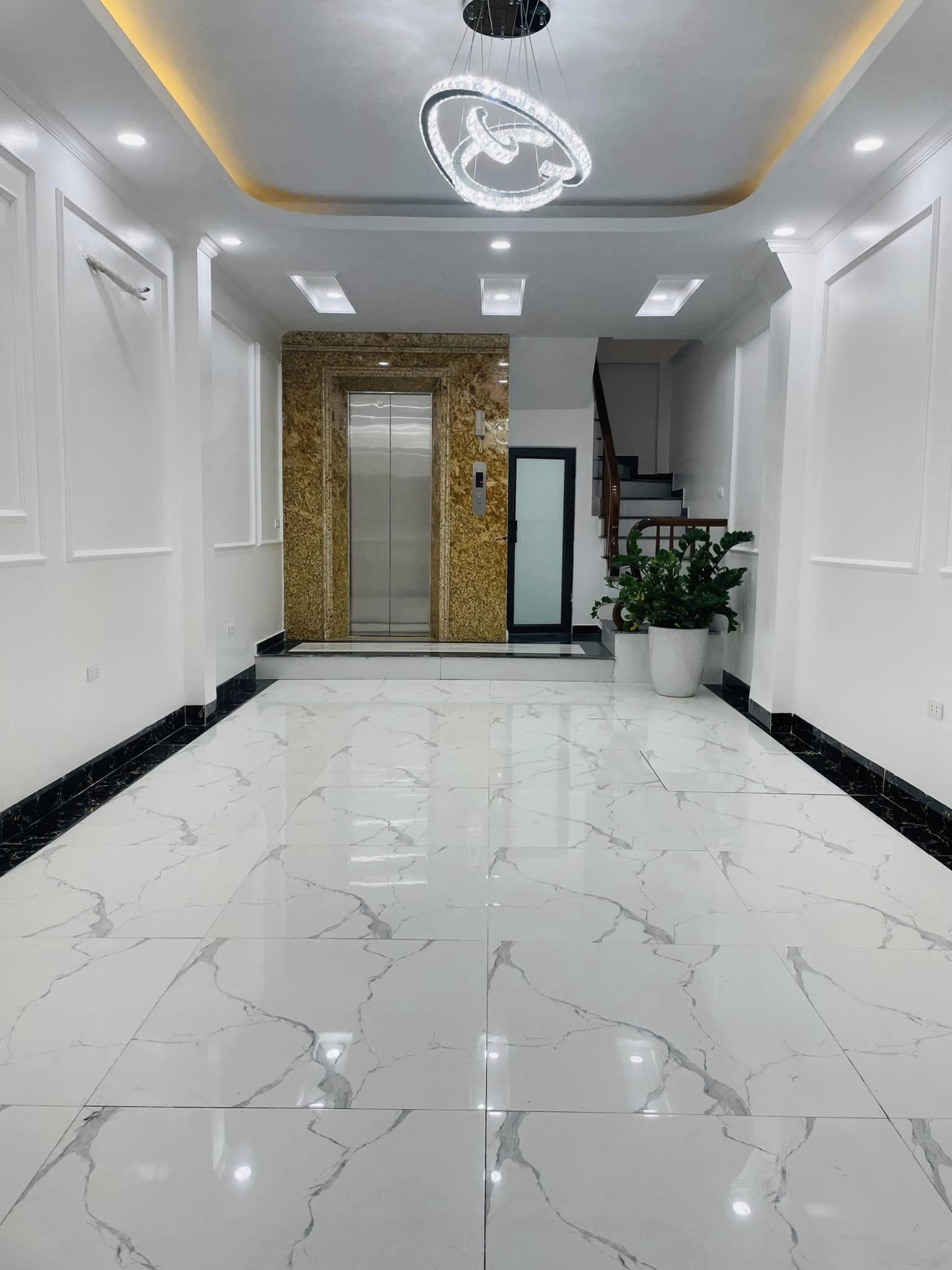 7 tầng thang máy, ô tô đỗ cửa Mai Dịch, Cầu Giấy, 35m2, giá 6.75 tỷ