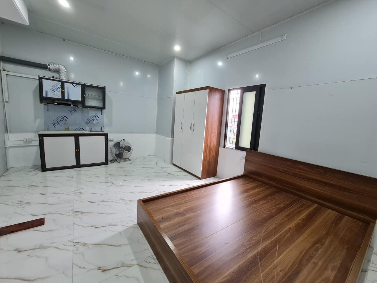 Bán gấp nhà Lạc Long Quân, kinh doanh, lô góc, ô tô cửa, 81m2 x 5T, MT 4.3m, giá 9.5 tỷ.