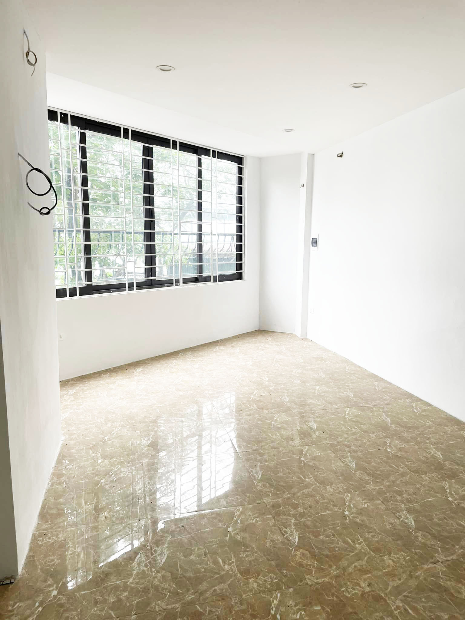Gia đình cần bán nhà gấp Mặt Phố Yên Hoa giá 13 tỷ, 35mx4 tầng, KD đông đúc