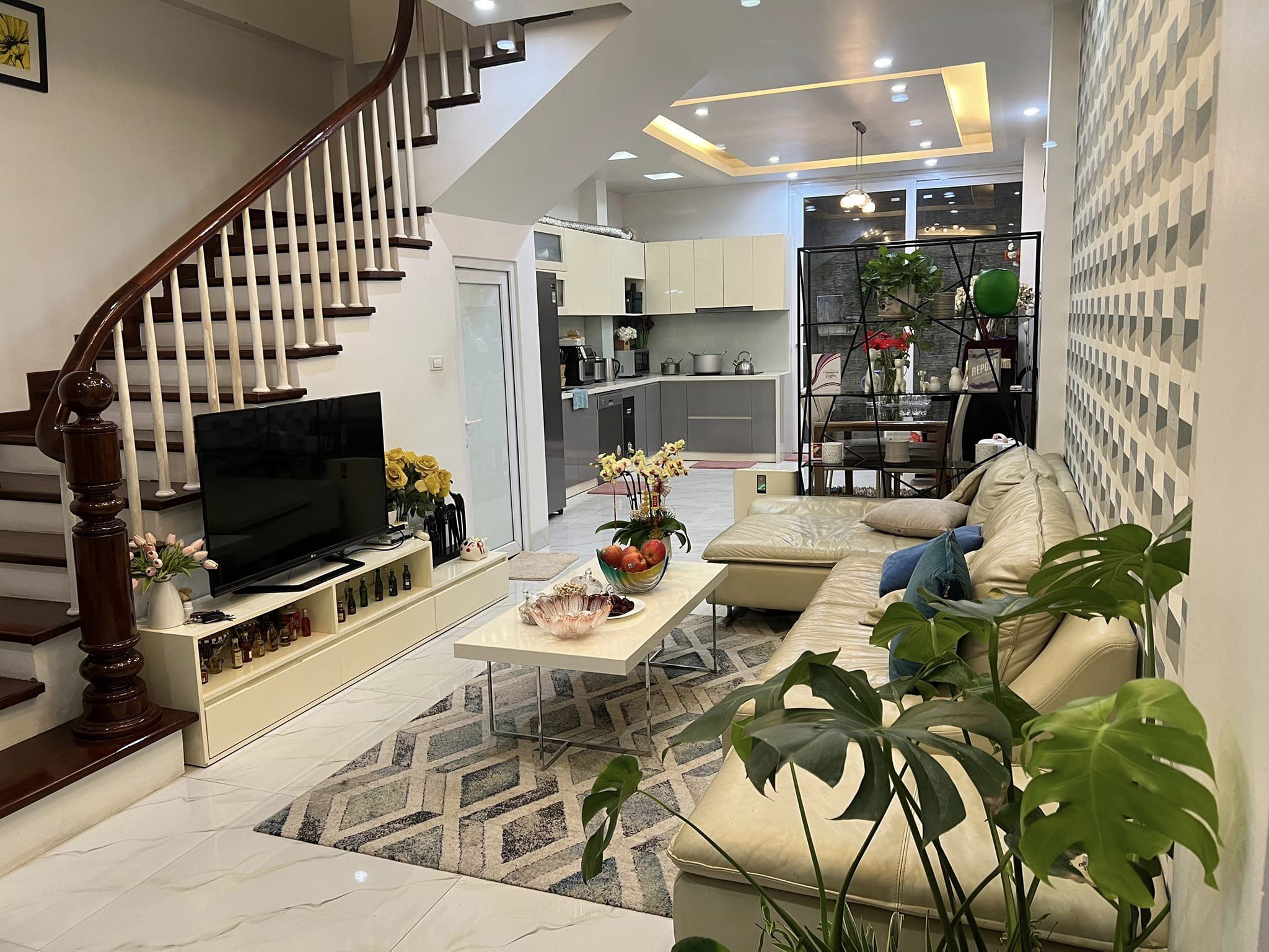 CHỦ CẦN BÁN GẤP NHÀ PHỐ HOÀNG ĐẠO THÀNH, QUẬN THANH XUÂN, 5.5 TỶ 50M, MT 4M, Ô TÔ ĐỖ CỬA, CÁCH MẶT PHỐ 3 PHÚT ĐI BỘ, TIỆN ÍCH CỰC NHIỀU