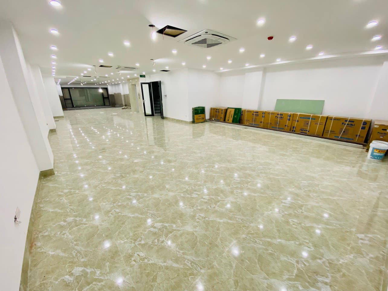 Bán Gấp Nhà Mặt Phố Nguyễn Văn Huyên, 10 tầng văn phòng kinh doanh. 75 tỷ