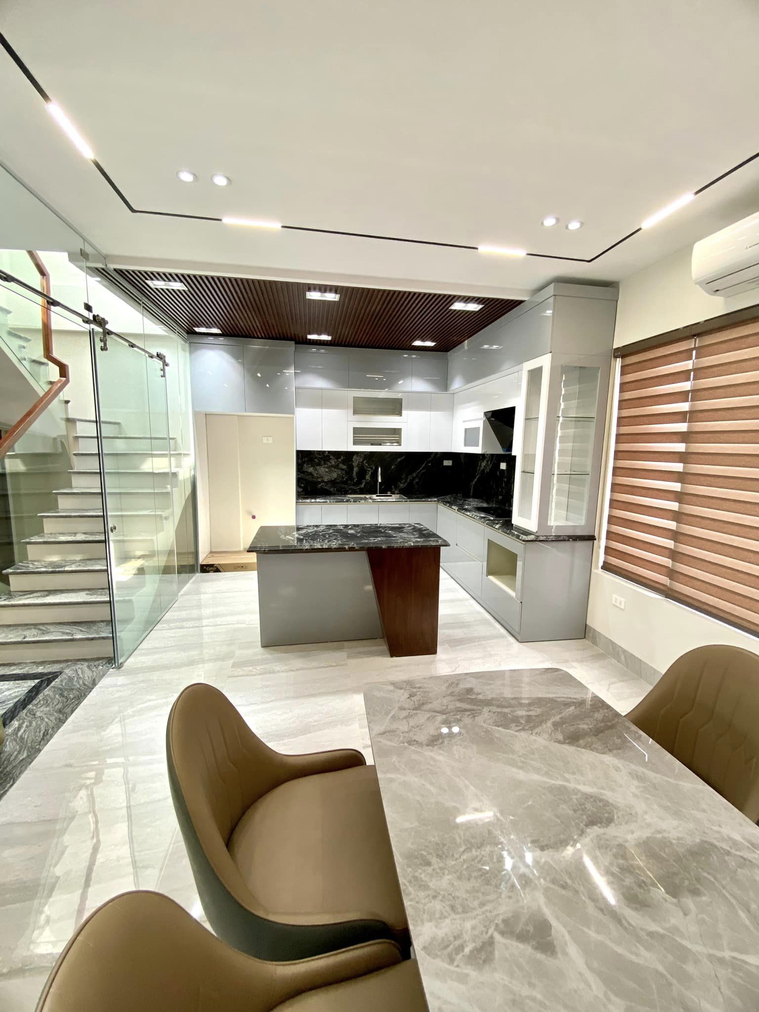 Bán nhà 101m2 phố Âu Cơ, Tây Hồ Ô tô tránh Thang máy Kinh doanh 14.5 Tỷ