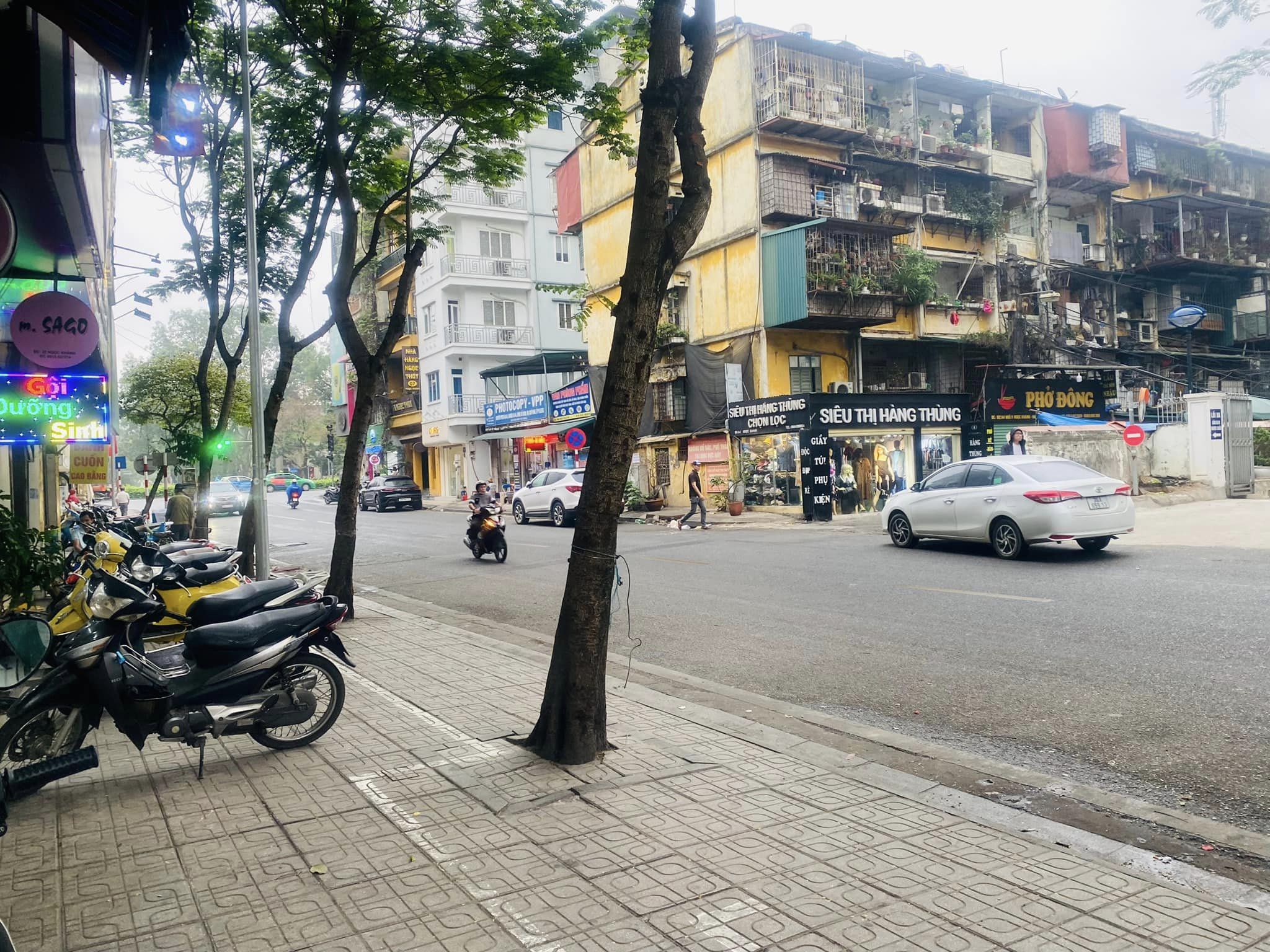 Cho thuê nguyên nhà mặt phố Ngọc Khánh, Ba Đình 44m2, 5 tầng giá 27tr/T kinh doanh sầm uất