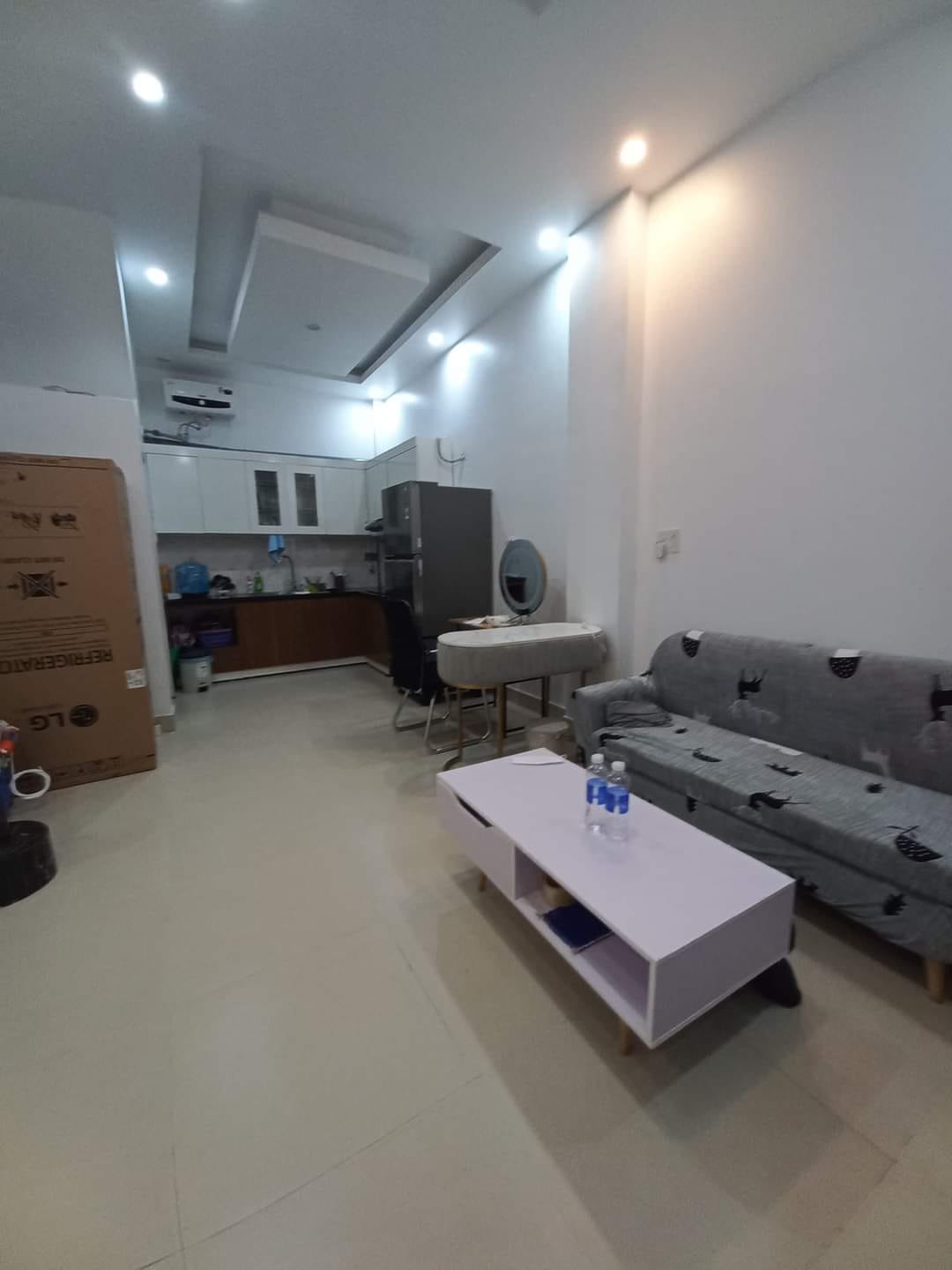 BÁN NHÀ NGUYÊN VĂN HUYÊN CẦU GIẤY 38m2 5 tầng DÂN XÂY HIỆN ĐẠI, NGÕ THÔNG THOÁNG chỉ hơn 4 tỷ