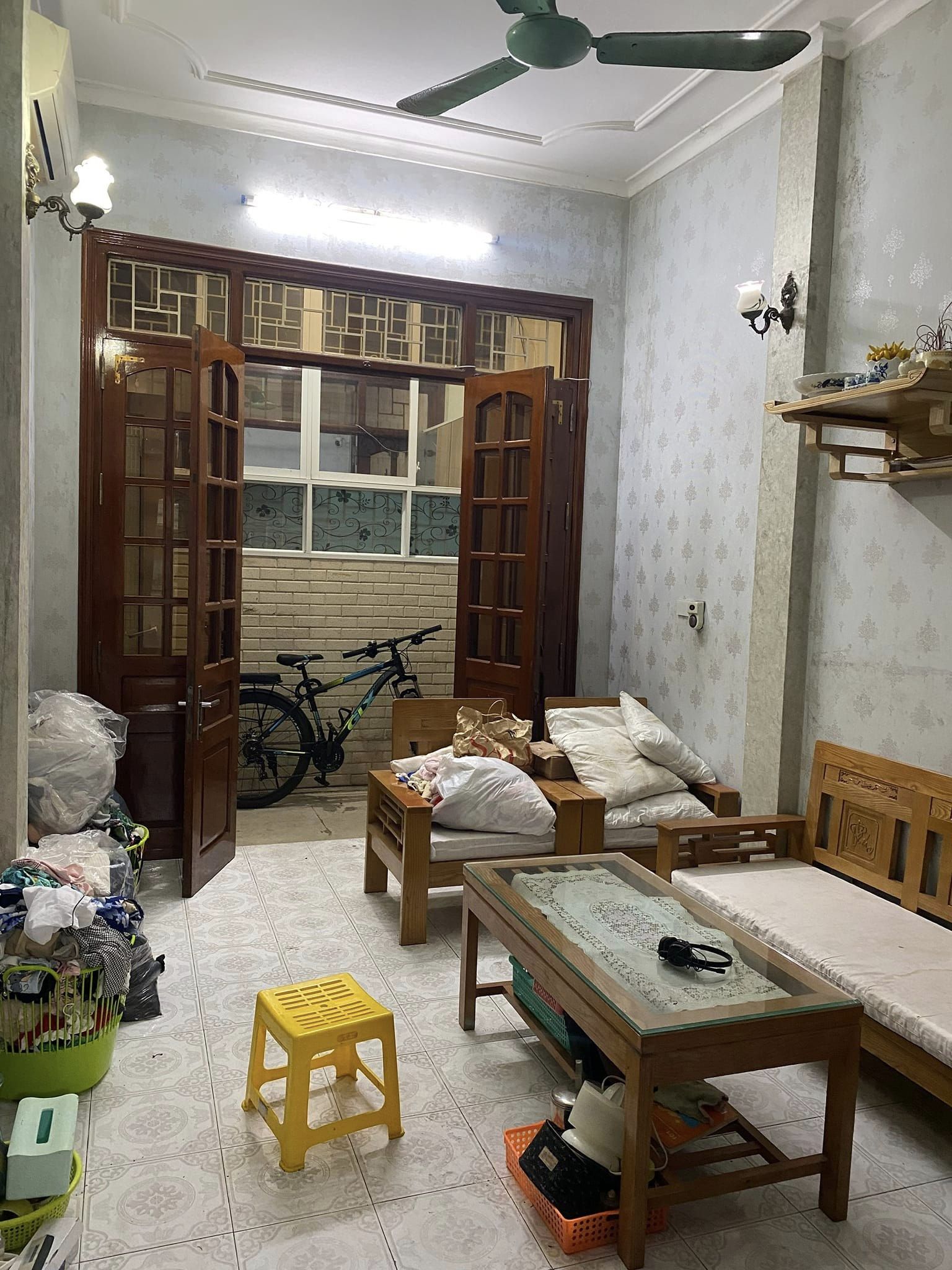 Cần bán nhà ngõ 2 Trần Quý Kiện lô góc, vị trí đẹp, thiết kế 3 tầng