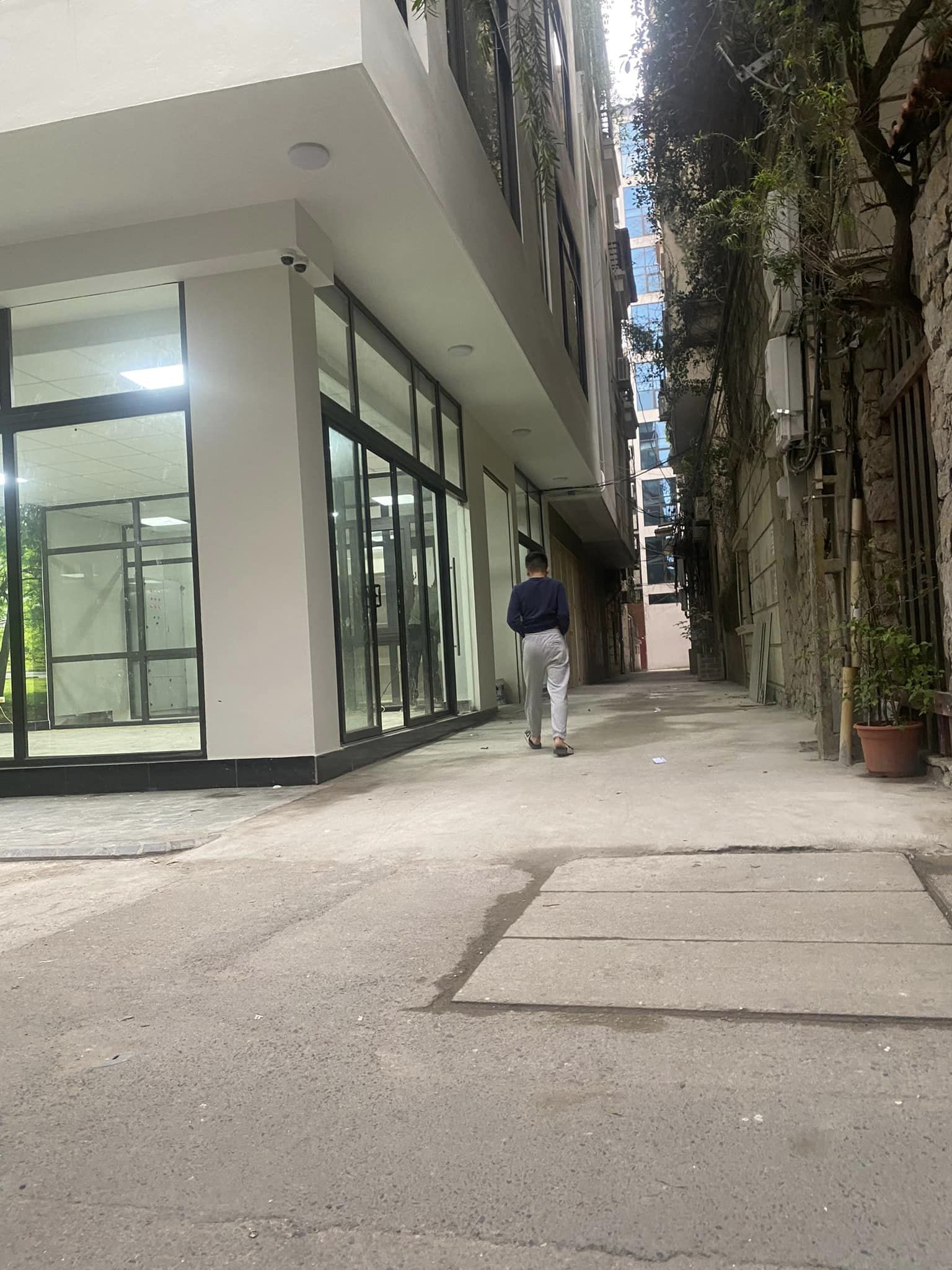 Bán nhà Hoàng Quốc Việt Cầu Giấy 40m2, 6 tầng PHÂN LÔ Ô TÔ Nhà đẹp ở ngay chỉ hơn 8 tỷ