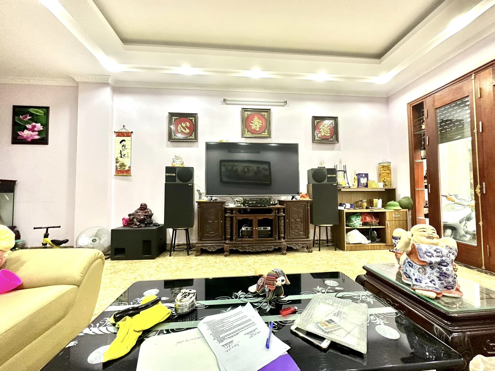 Bán Nhà Mặt Phố Nguyễn Khoái rộng 76m2 4tầng mặt tiền 4.7m giá 11 tỷ ô tô kinh doanh.